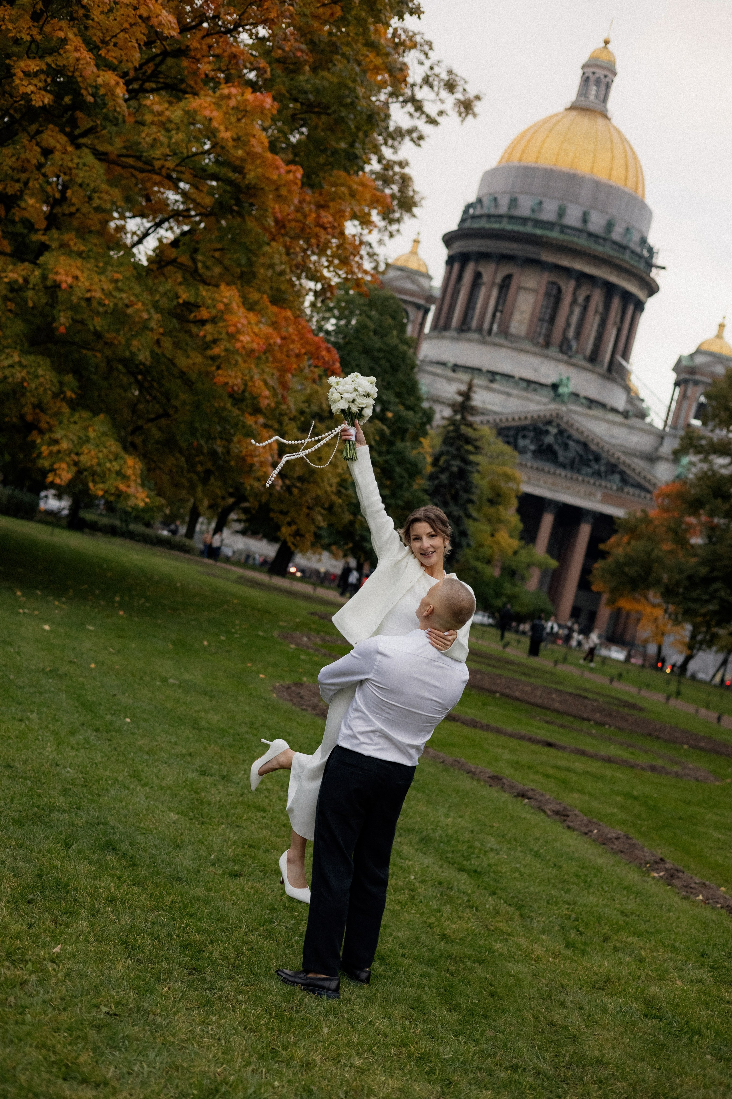 Свадебная прогулка у Исаакия. Свадебный фотограф в Санкт-Петербурге Ксения Кобышева