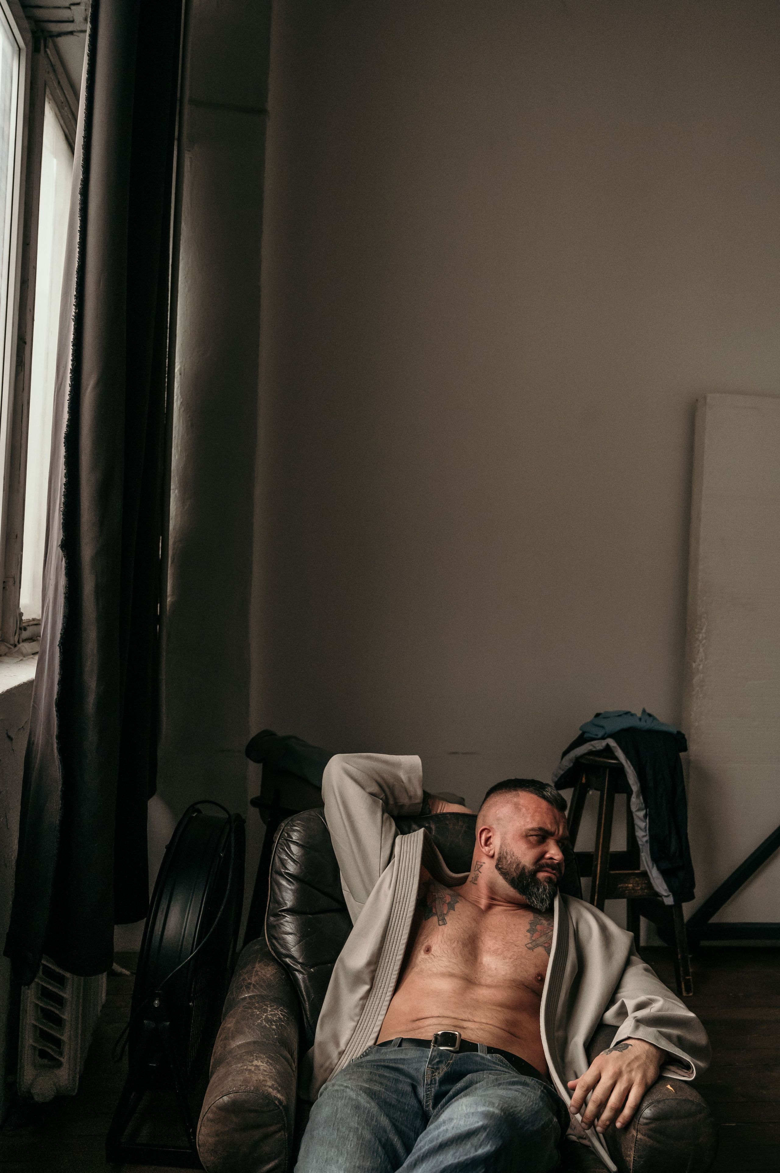 Мужской фотограф. Профессиональный фотограф беременности в СПБ. Стильные фотосессии беременности в стиле минимализм и классическая фотография