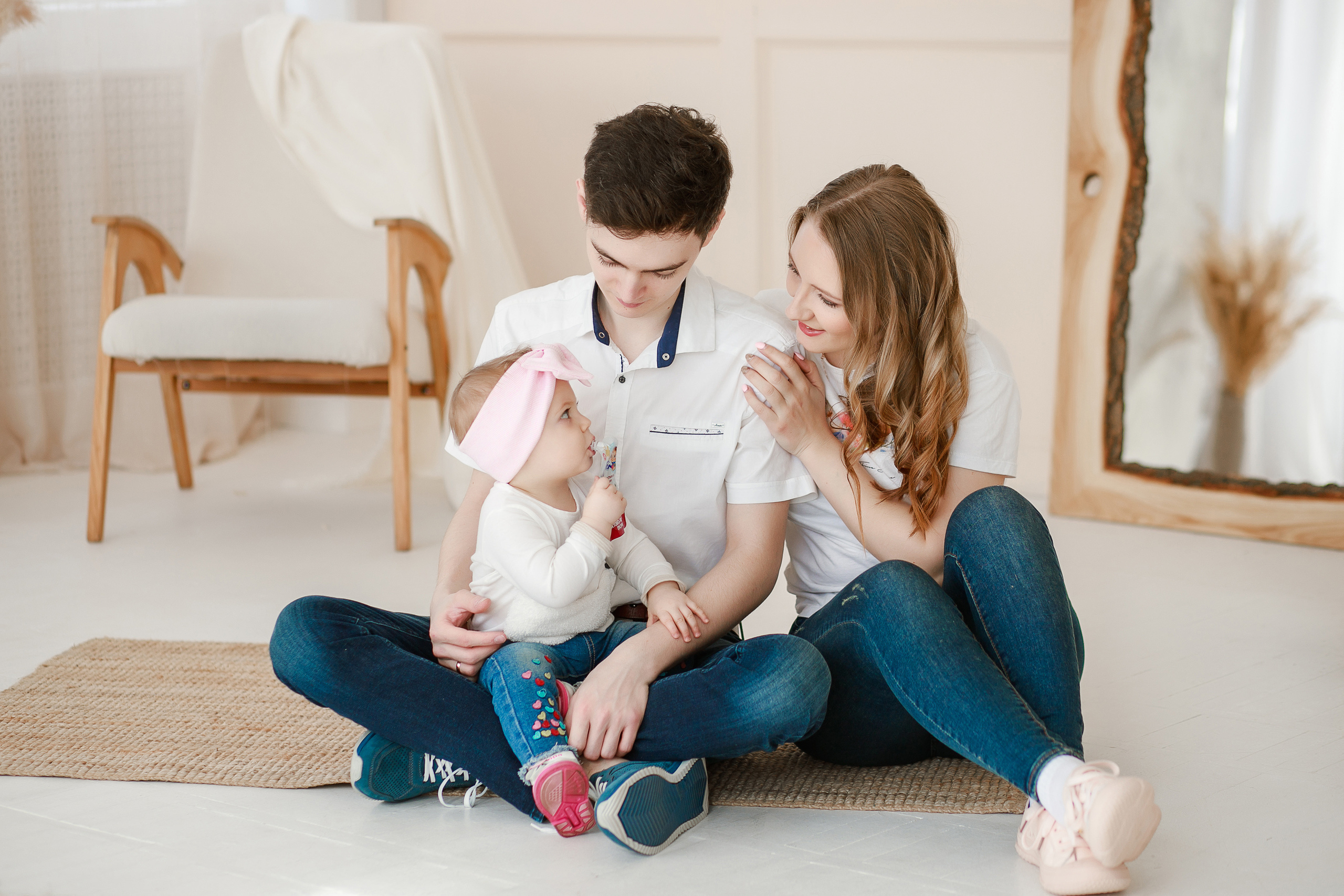 Семейная фотосессия в фотостудии и на природе в Твери. Свадебный и семейный фотограф в Твери и Тверской области