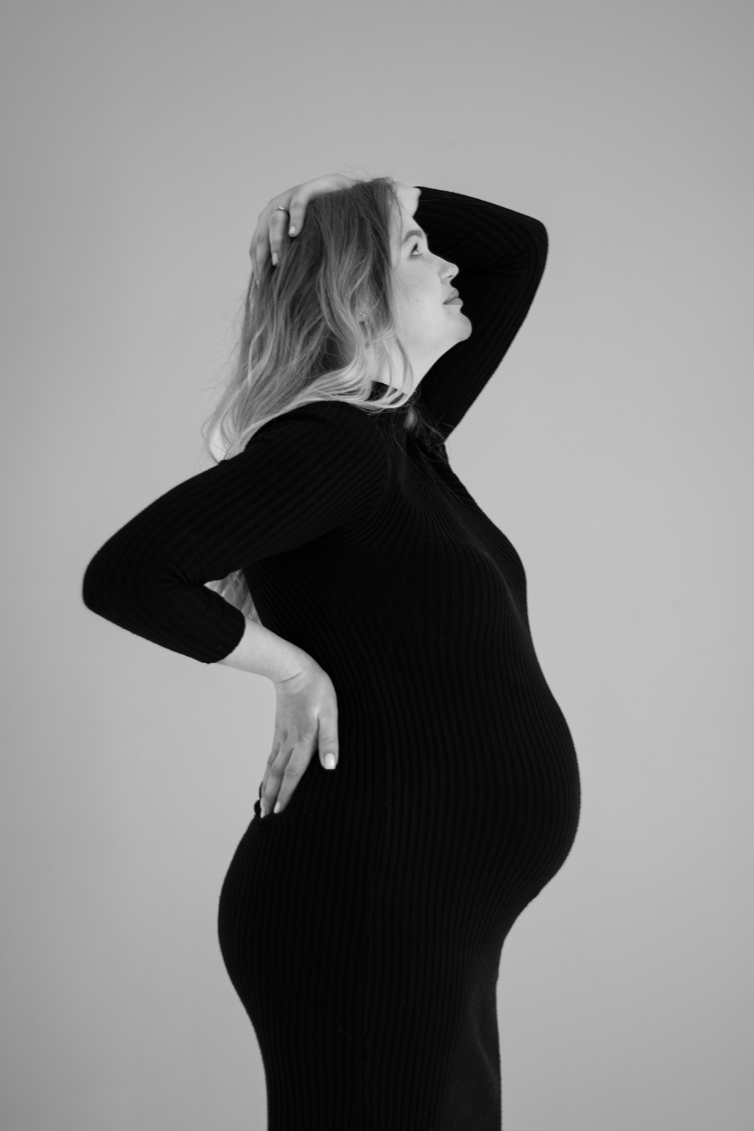 Студийная фотосессия беременной девушки с мужем в городе Северск и Томск