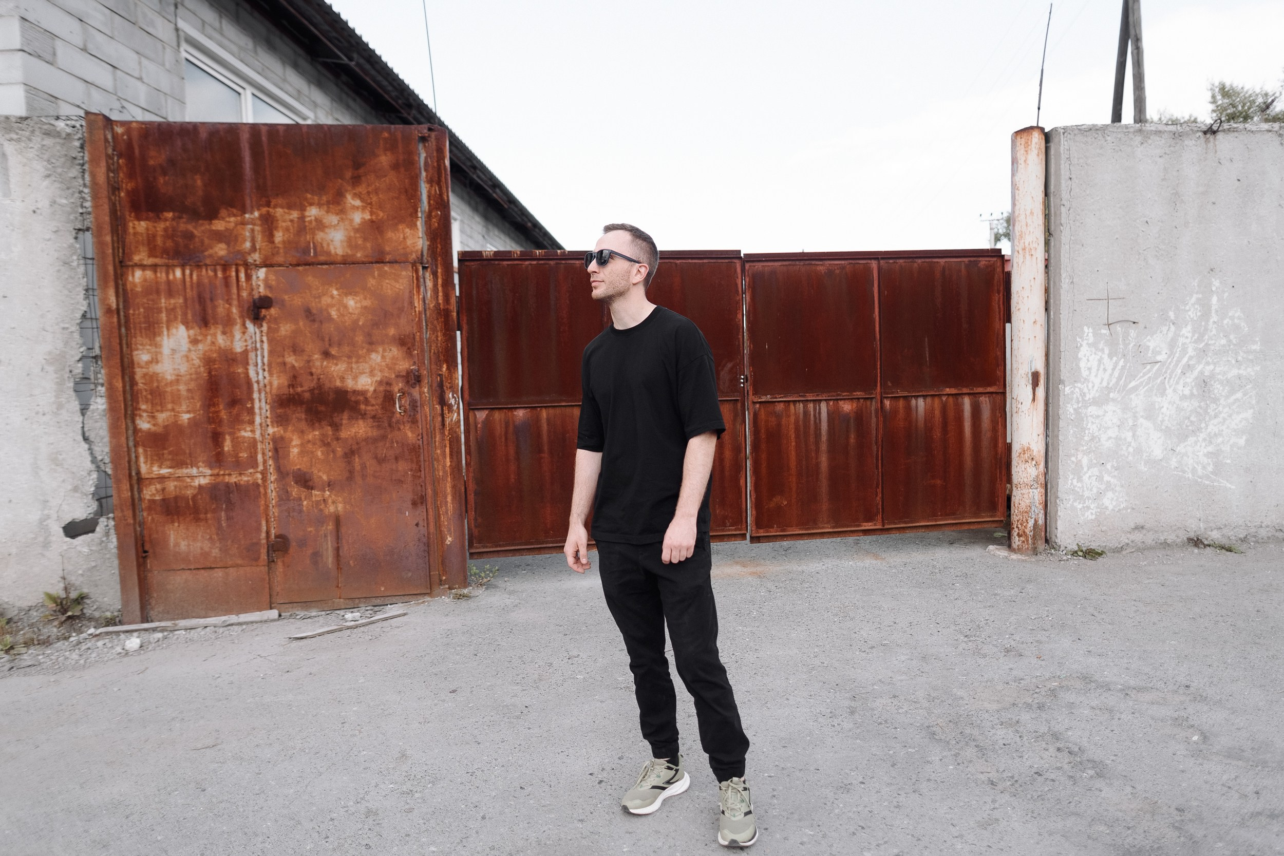 Уличная фотосессия мужской портрет. Фотограф Дарья Мустафина, Тюмень