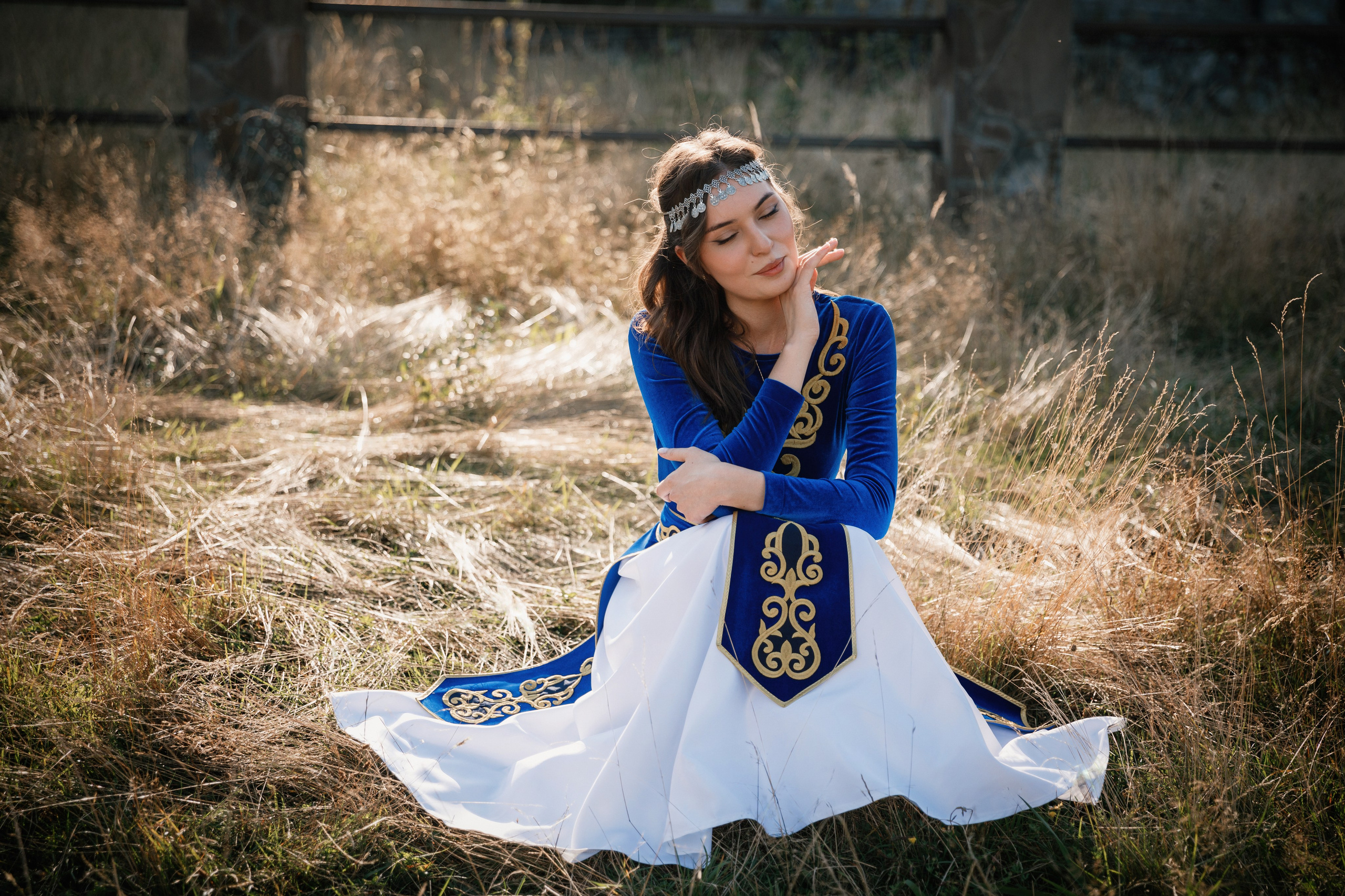 Индивидуальная фотосессия в горах, в армянском национальном платье. Фотограф во Владикавказе Юрий Геворгизов