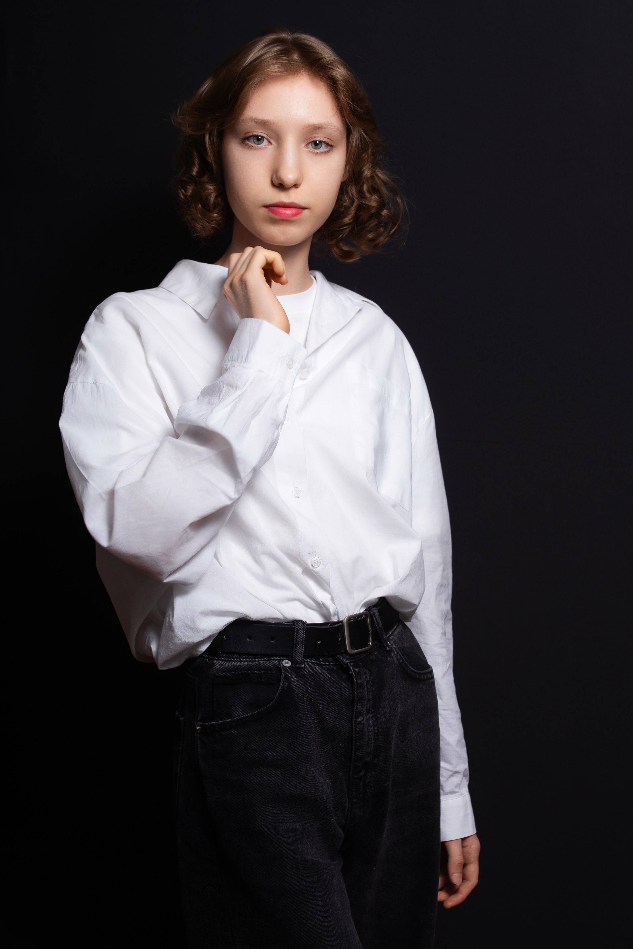 Портретная фотосессия для учеников 9 класса на чёрном фоне | Школьный фотограф Николай Богатырёв | Твой альбом / Твои правила. ТВОЙ АЛЬБОМ / ТВОИ ПРАВИЛА