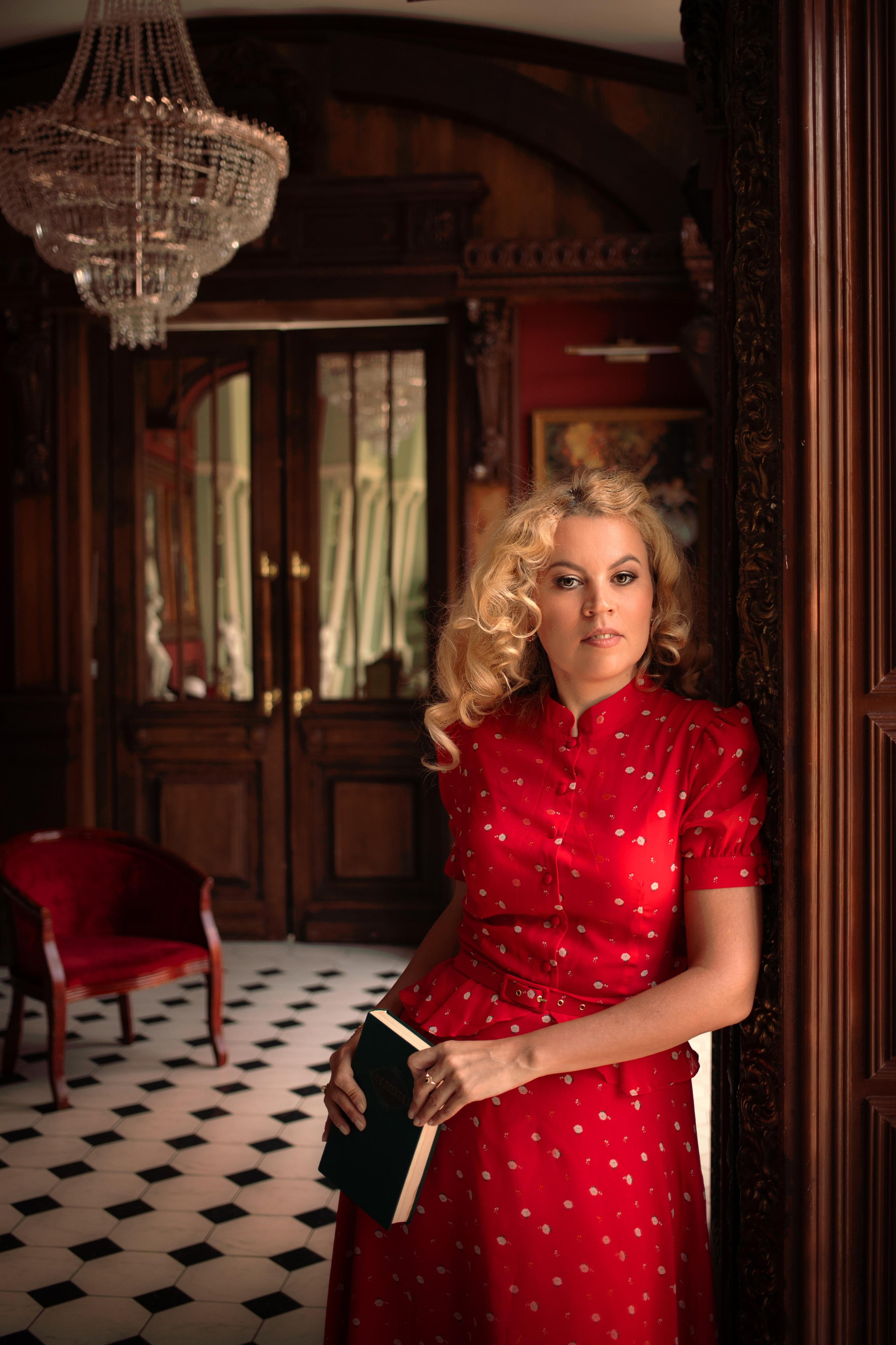 Женский портрет в студии Leona Stage. Детский и семейный фотограф Муксимова Ирина