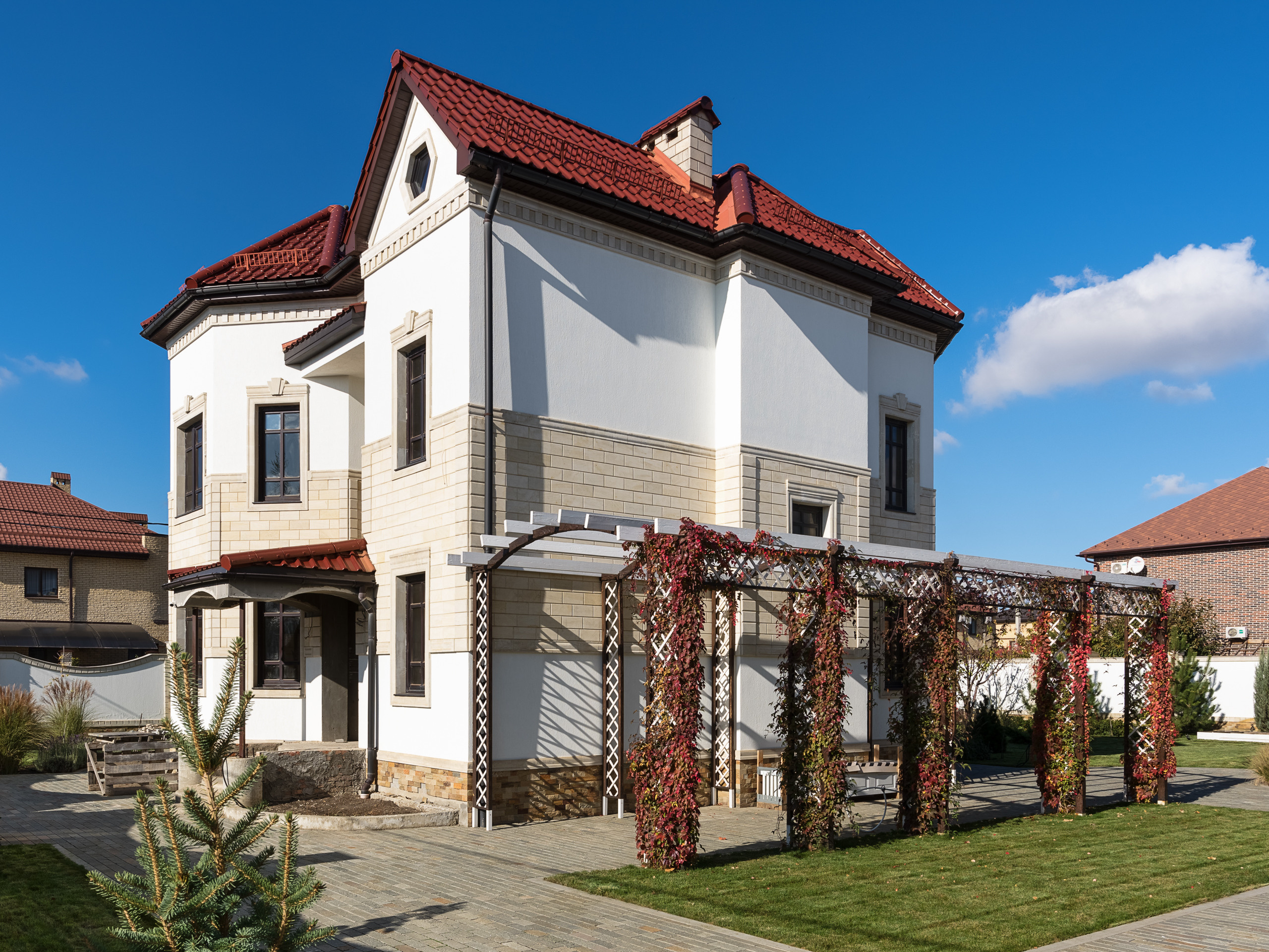 Домовладение в Краснодаре - фото 1 - фасад