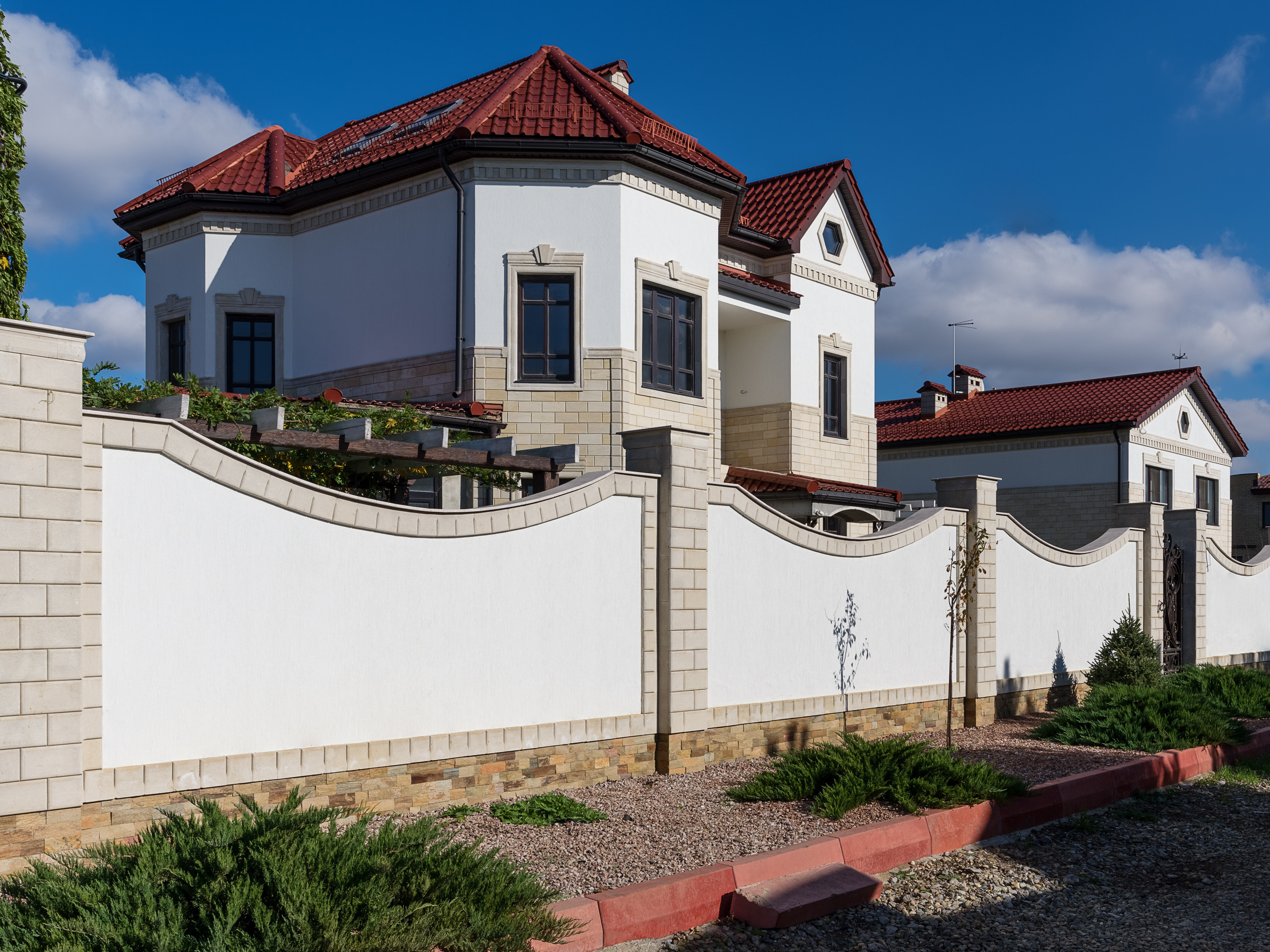 Домовладение в Краснодаре - фото 15 - фасад