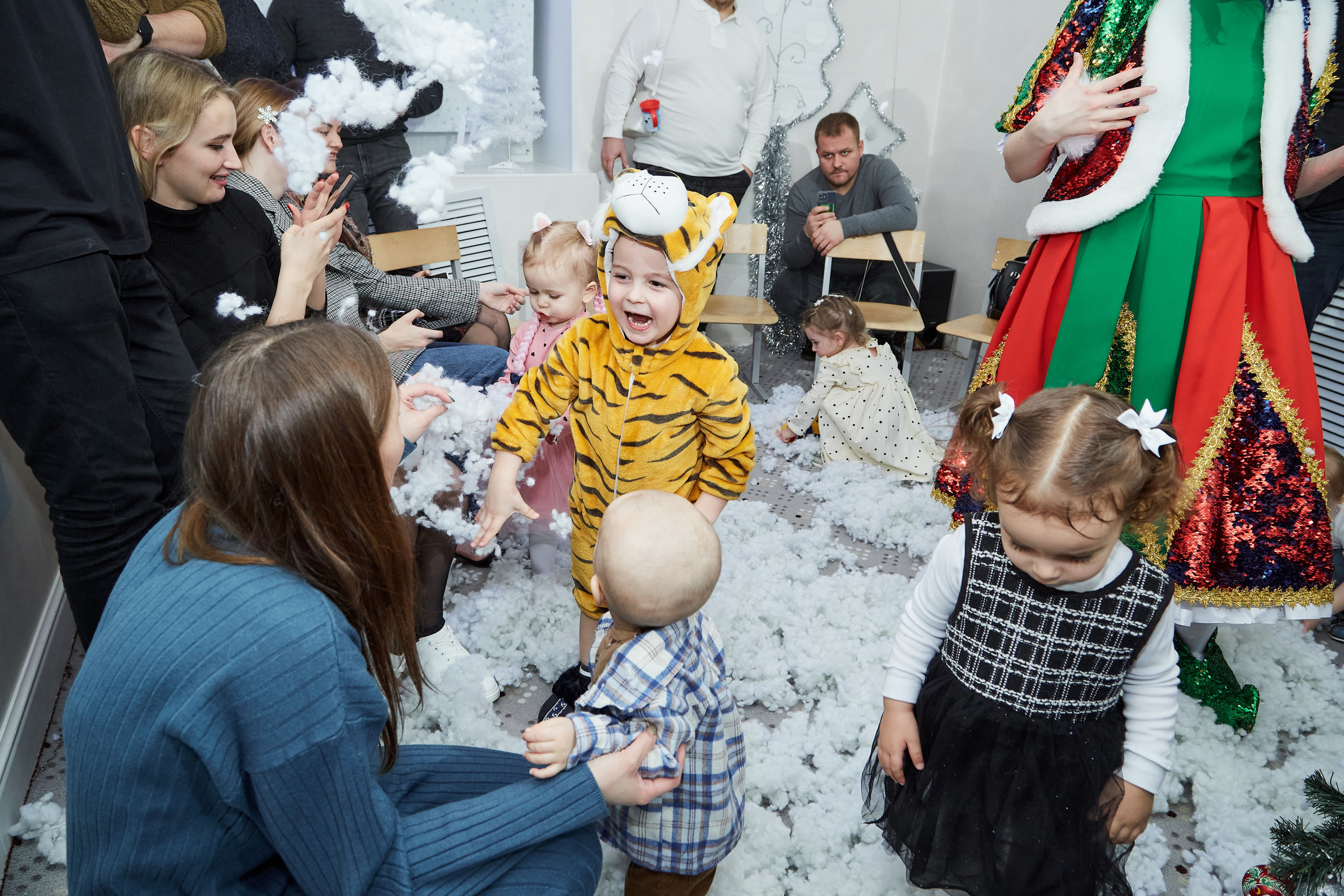 Бизи Кидз Новогодний репортаж с аниматорами. Кокорин Евгений Фотограф