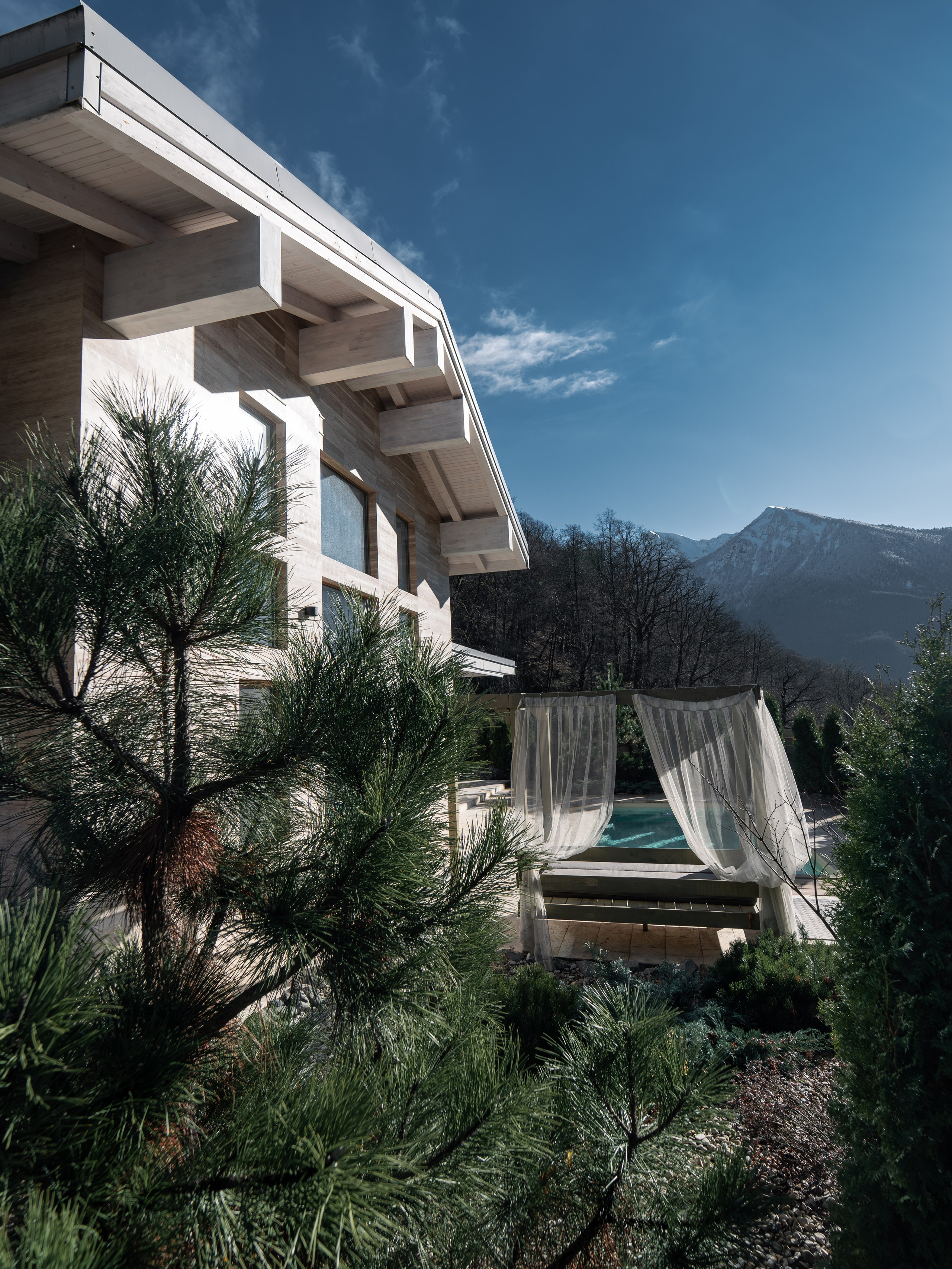 Загородный дом в стиле Шале белый — экстерьер. Репортажный фотограф в Красной Поляне и Сочи Павлюченко Екатерина