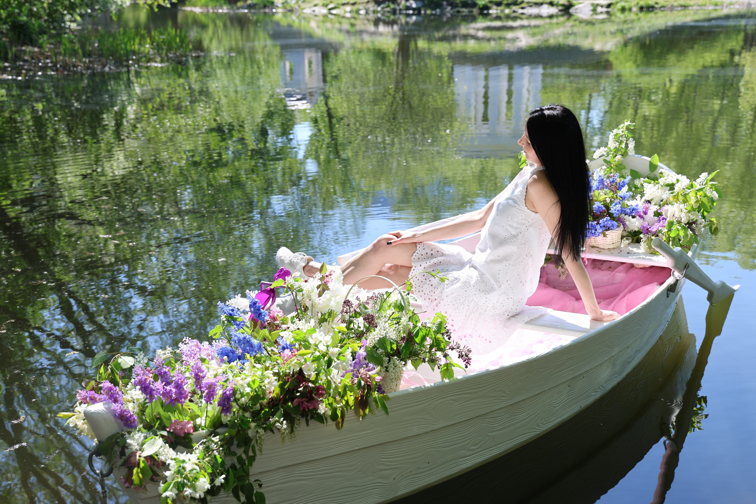 Фотосессия в лодке, лодка, озеро, платье, книга, шляпа, зонт, перчатки, весла, лето. Свадебный, семейный, женский и детский фотограф из Екатеринбурга