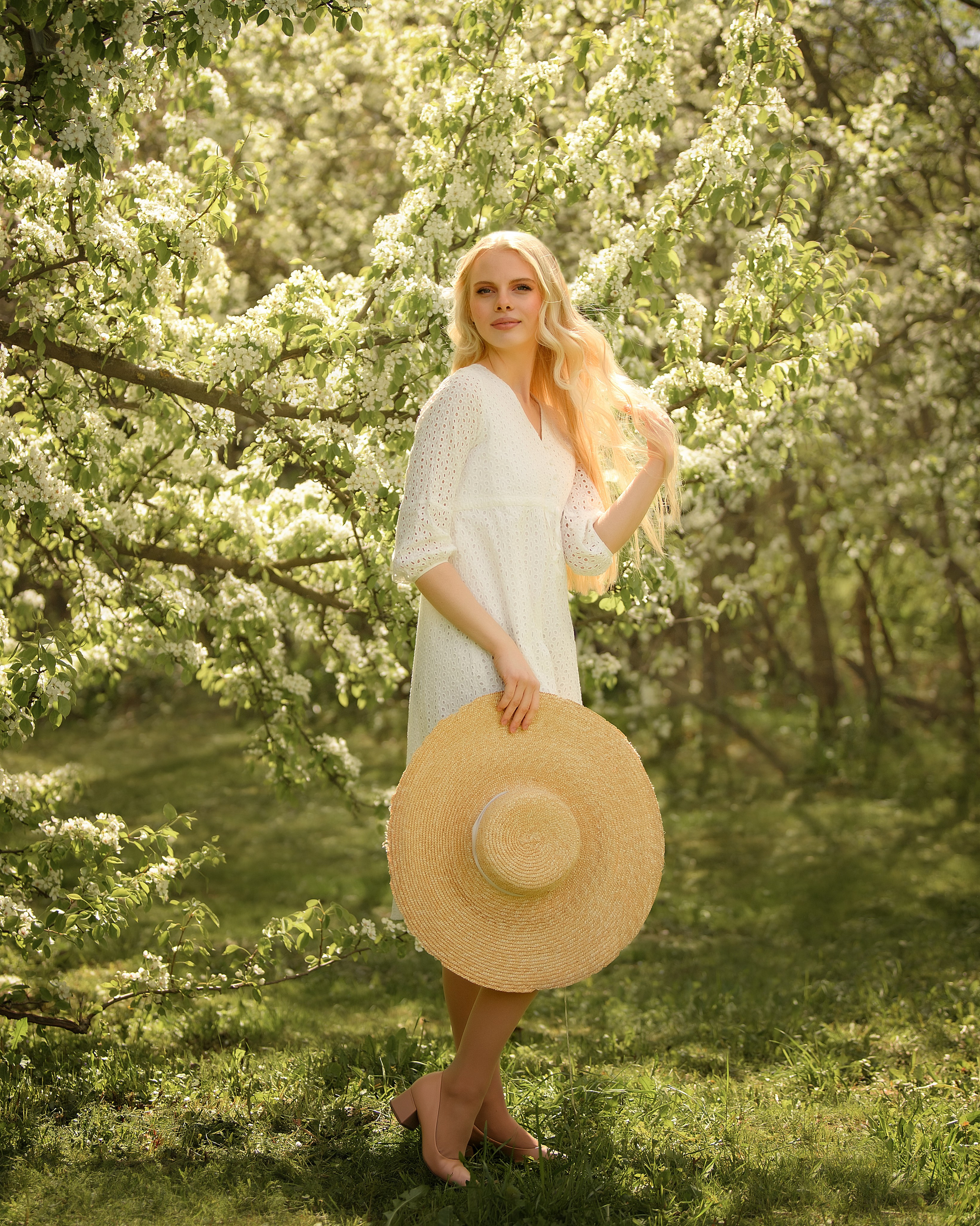 Фотосессия девушки в цветении в музее-заповеднике Коломенское. Женский фотограф в Москве Богдашкина Динара