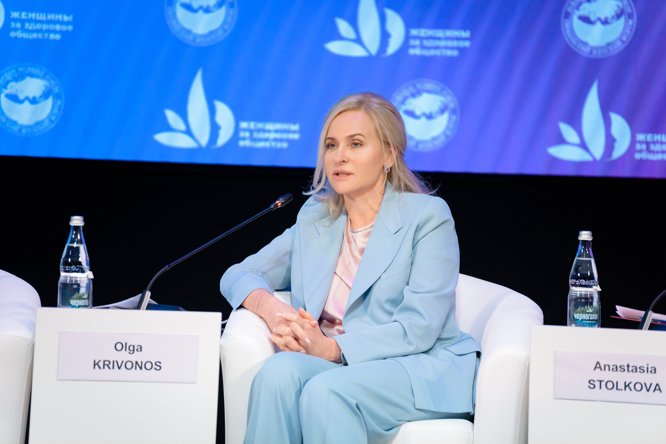 Выставки: Фотография с выставки, на которой посетители изучают представленные экспонаты. Скворцова Вероника. Татьяна Голикова. Михаил Мурашко. Единая Россия. Дума. Министр Здравоохранения. ФМБА. Правительство России. Фотография с форума, на которой участники активно участвуют в дискуссии. Форум здоровое общество