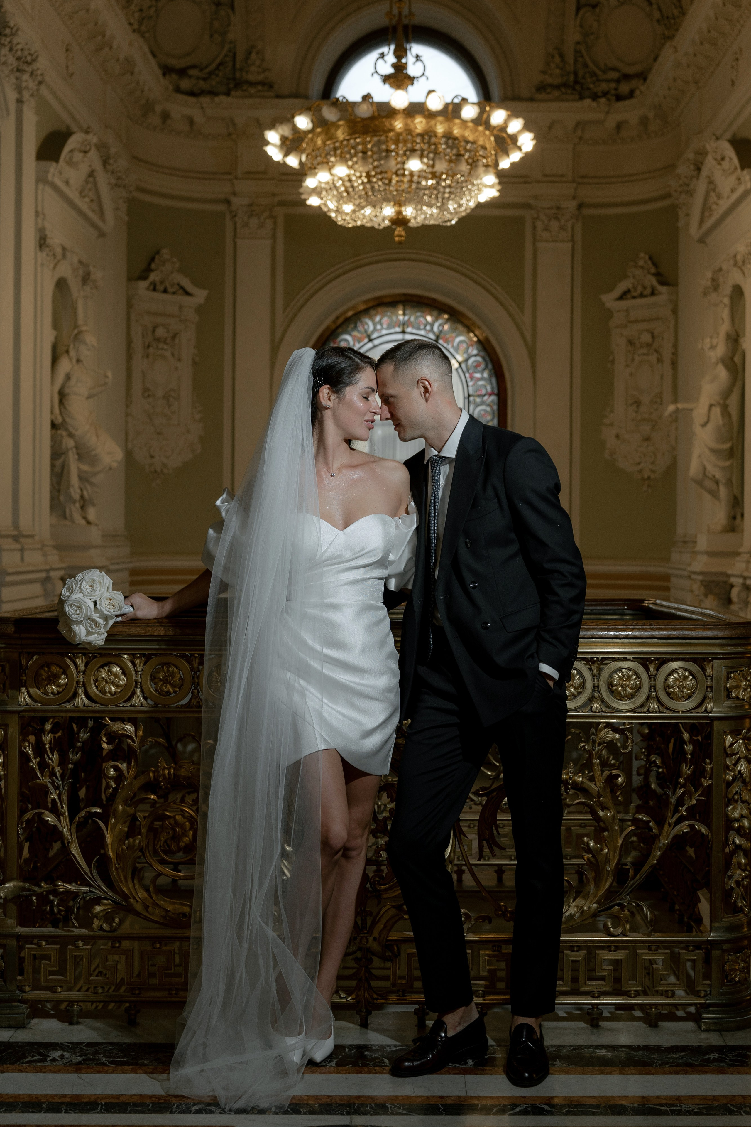 Жених и невеста на свадебной фотосессии во дворце бракосочетания №1 