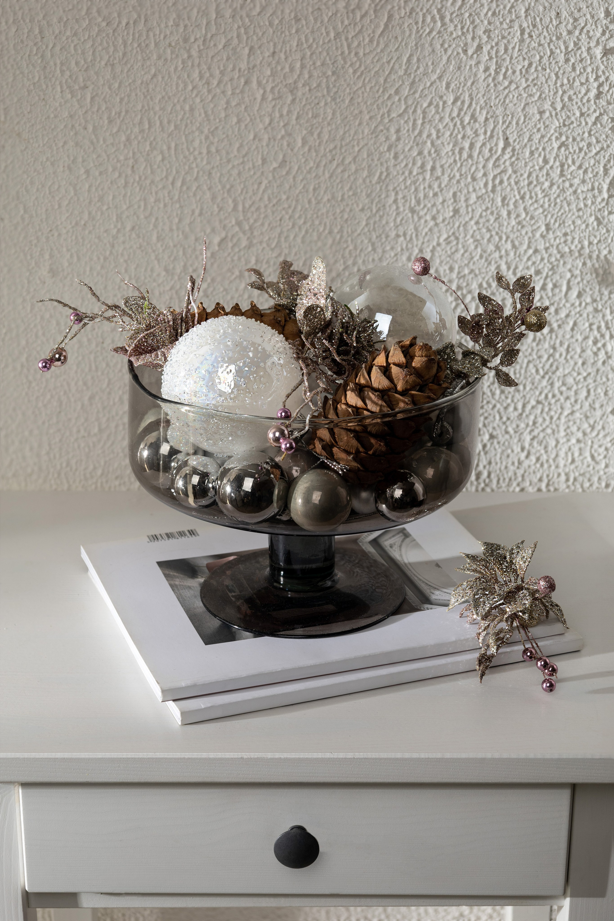 Новогодняя композиция в вазе с шарами и шишками | Съемка для маркетплейса Ozon