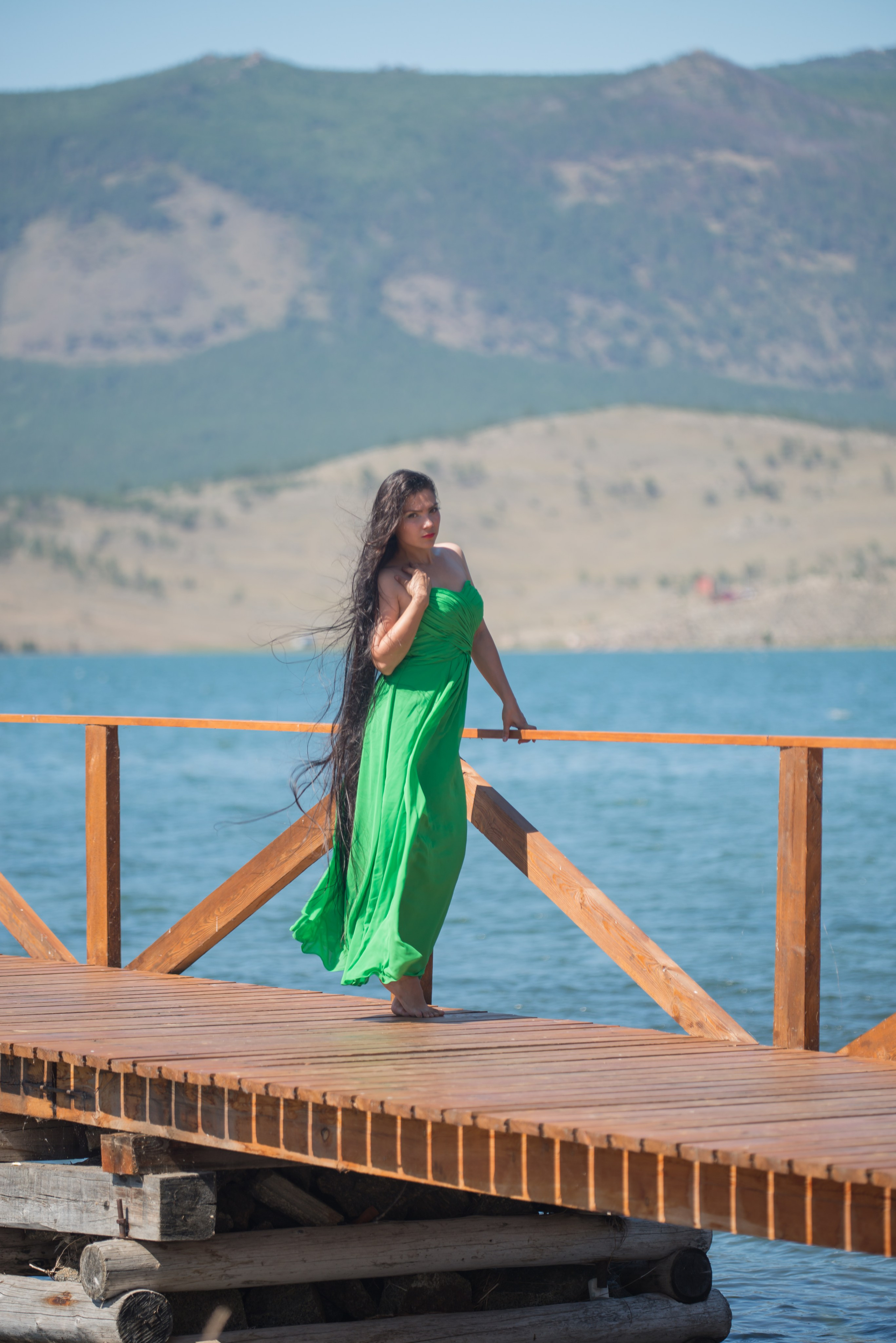 Девушка в зеленом шифоновом платье в лесу на фотопрогулке. Ольга Ли свадебный семейный фотограф Иркутск