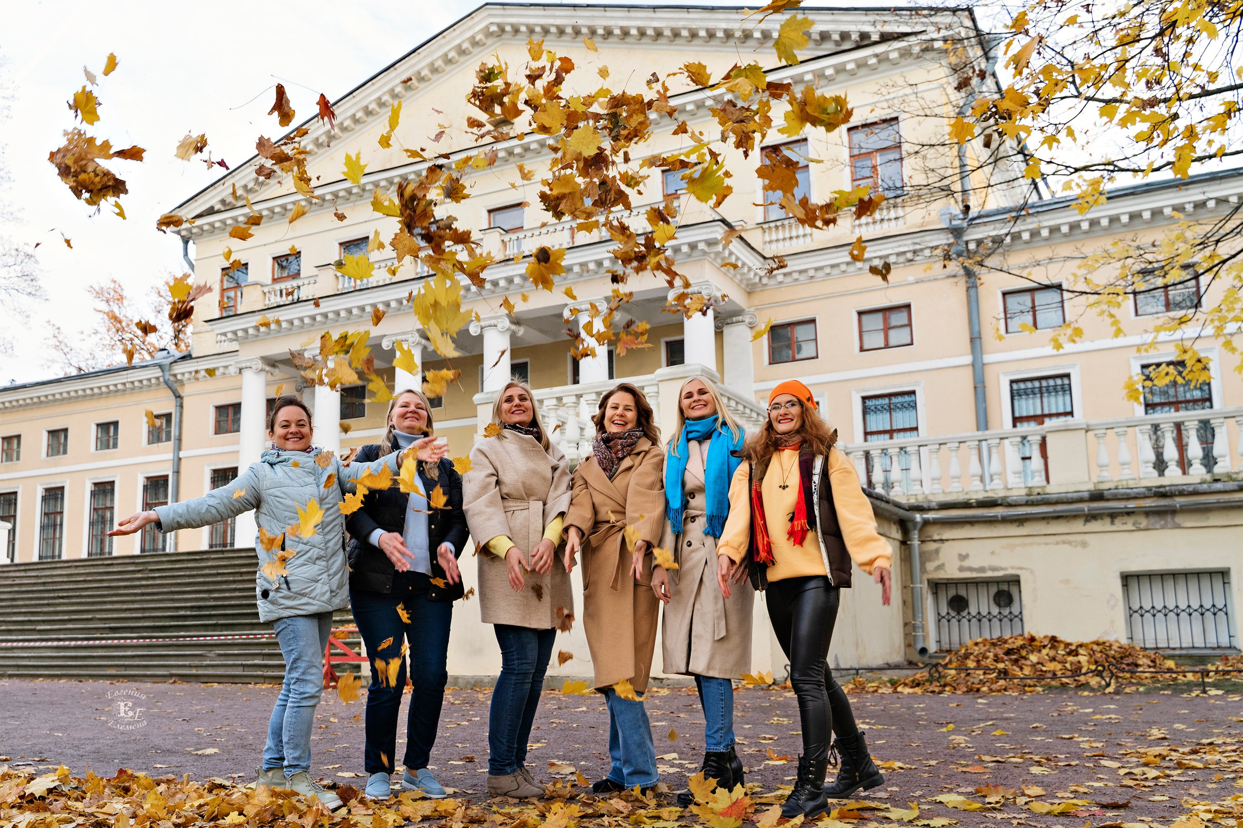 Групповая осенняя фотография. Семейный и портретный фотограф в Санкт-Петербурге Евгения Елемена