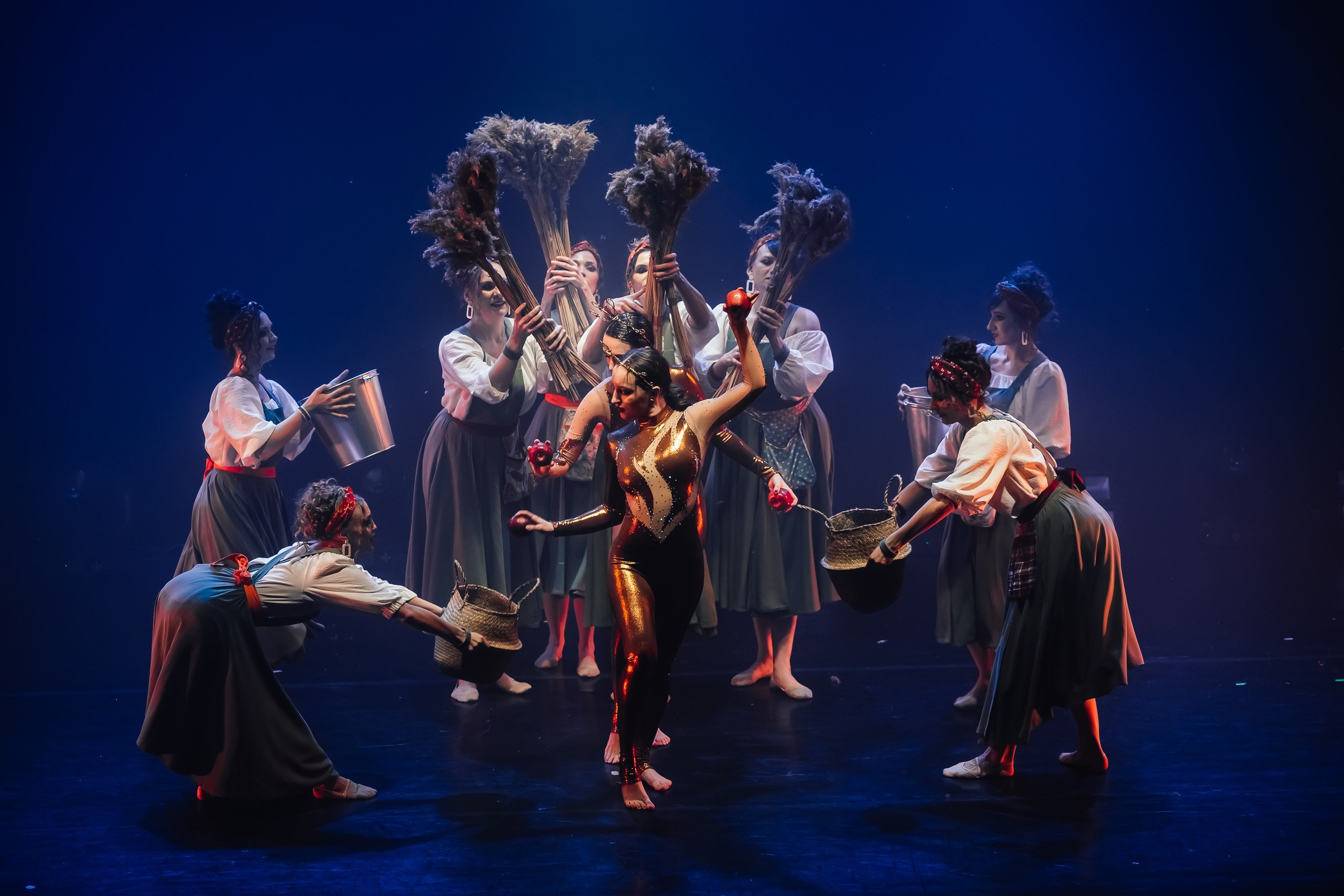 Танцевальное шоу «Ароматы. Путь к себе». Художник по свету Максим Сергачев