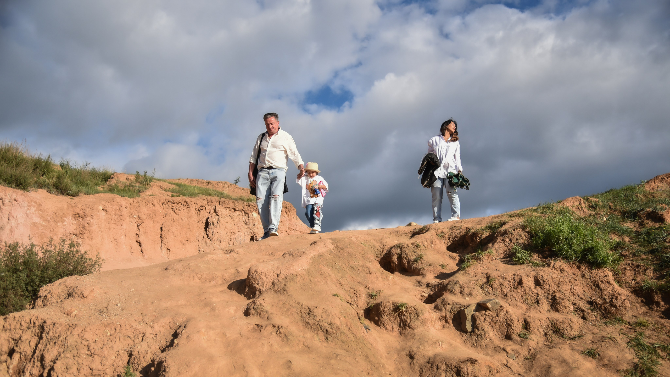 Семейная фотосессия на Ольхоне. Занимаюсь профессиональной фотографией и живу рядом с Байкалом. Работаю в разных жанрах