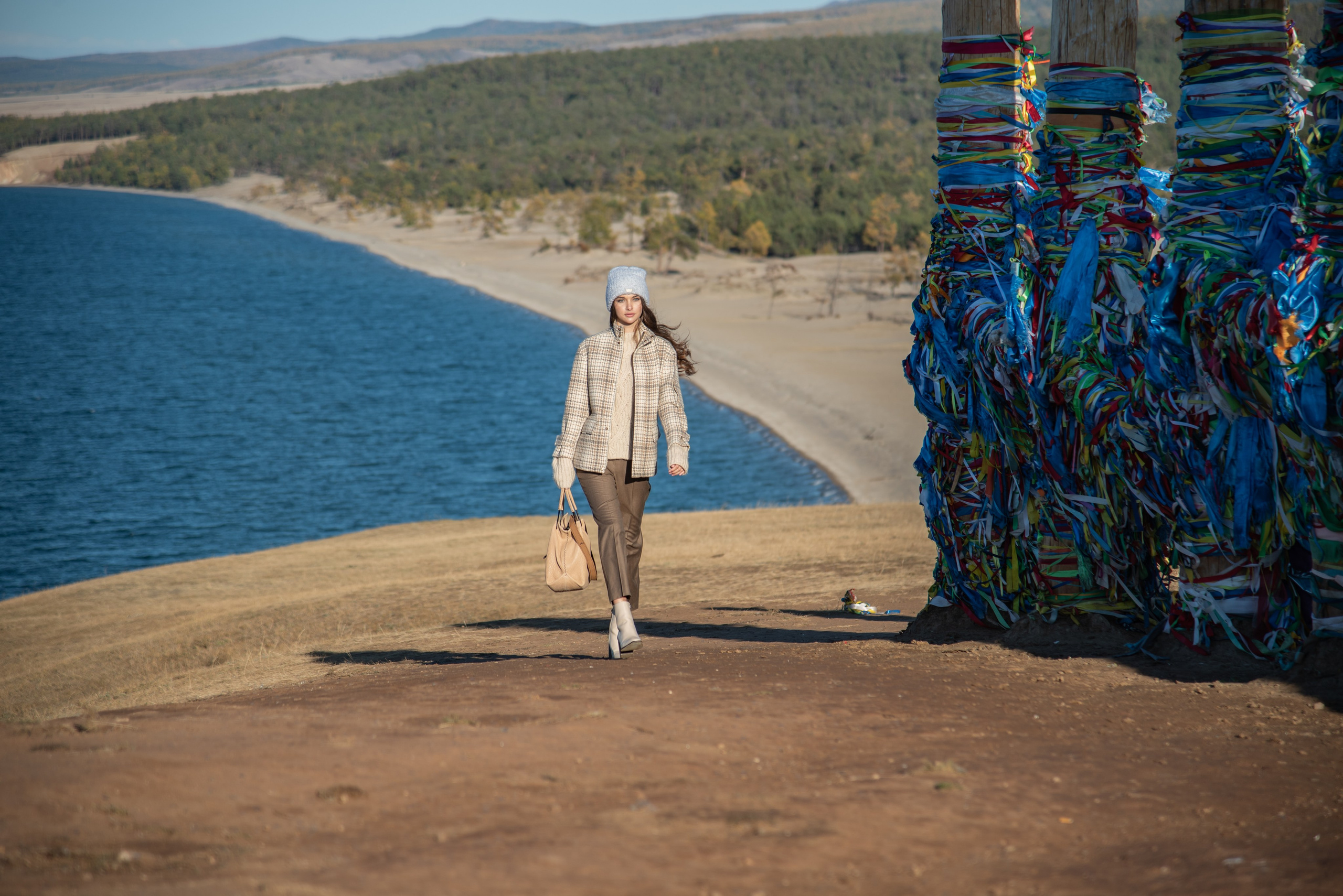Съёмка одежды на Ольхоне. Занимаюсь профессиональной фотографией и живу рядом с Байкалом. Работаю в разных жанрах