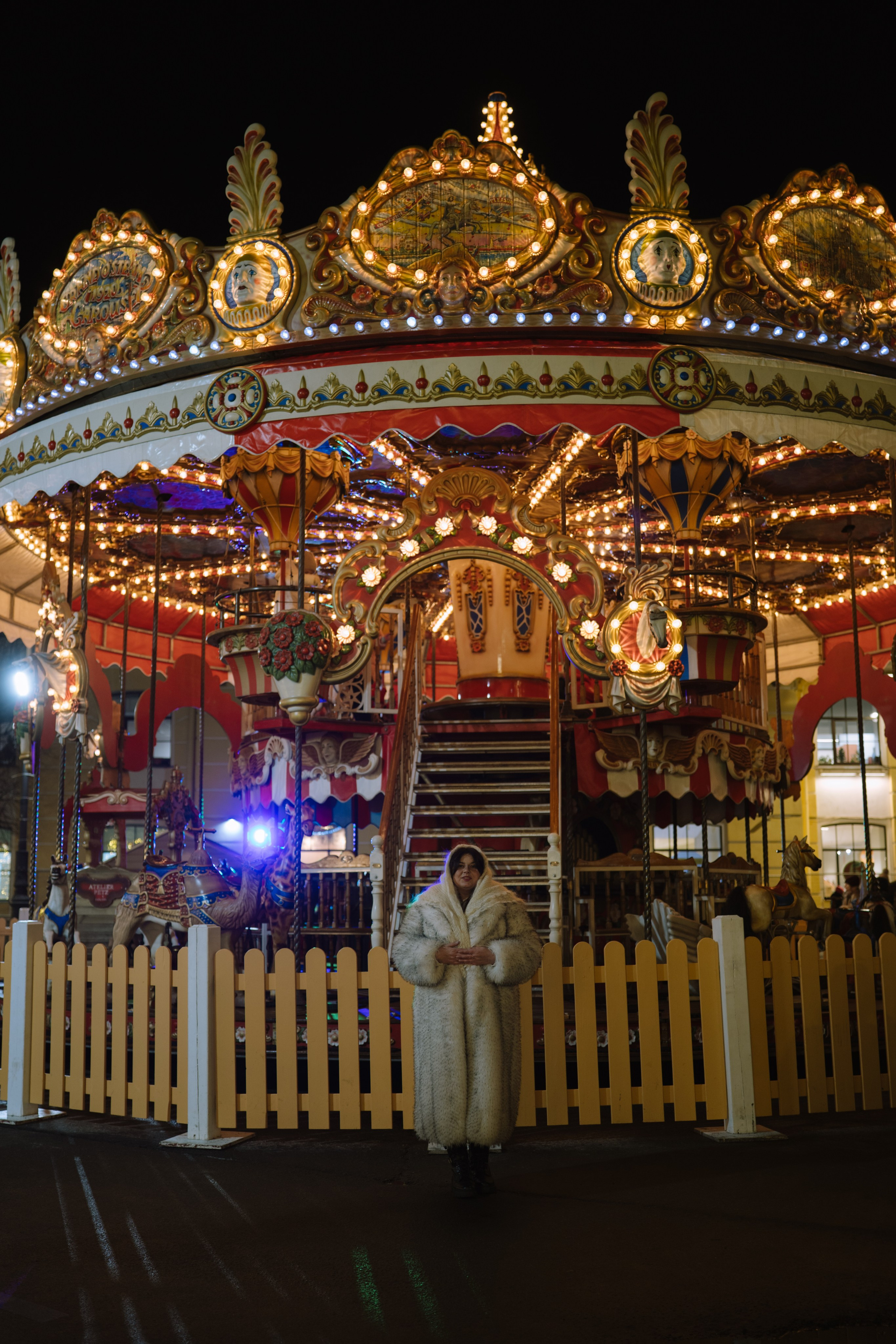 ПРОГУЛКА НА МАНЕЖНОЙ ПЛОЩАДИ ДЛЯ ДЕВУШКИ ПЕРЕД НОВЫМ ГОДОМ (НОВОГОДНЯЯ ФОТОСЕССИИЯ НА МАНЕЖНОЙ ПЛОЩАДИ). Профессиональный фотограф, Санкт-Петербург — Виктория Богомолова