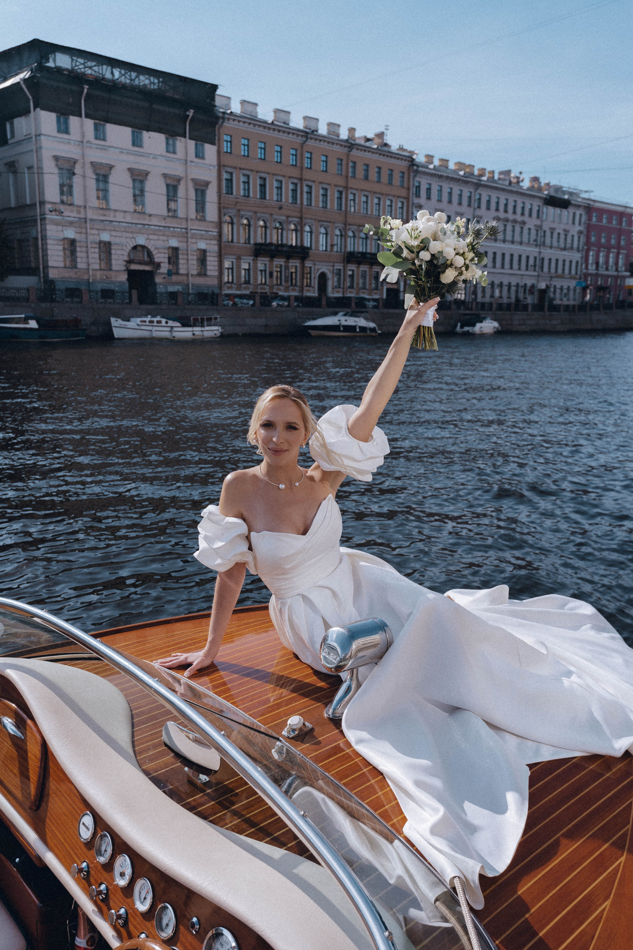 СВАДЕНБНАЯ СЬЕМКА НА КАТЕРЕ ПО КАНАЛАМ САНКТ-ПЕТЕРБУРГА И В АКВАТОРИИ НЕВЫ. Профессиональный фотограф, Санкт-Петербург — Виктория Богомолова