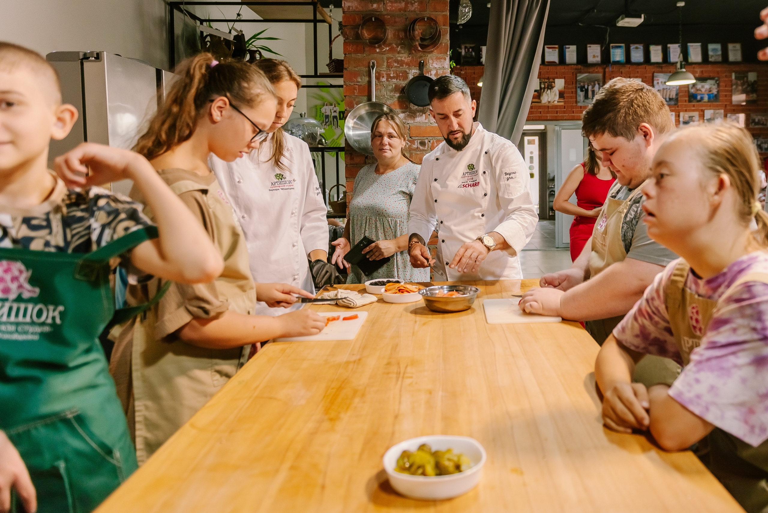 Инклюзивная кухня добра в Артишок 30. 07.35. Детский фотограф, семейный фотограф и репортажи в Кемерово
