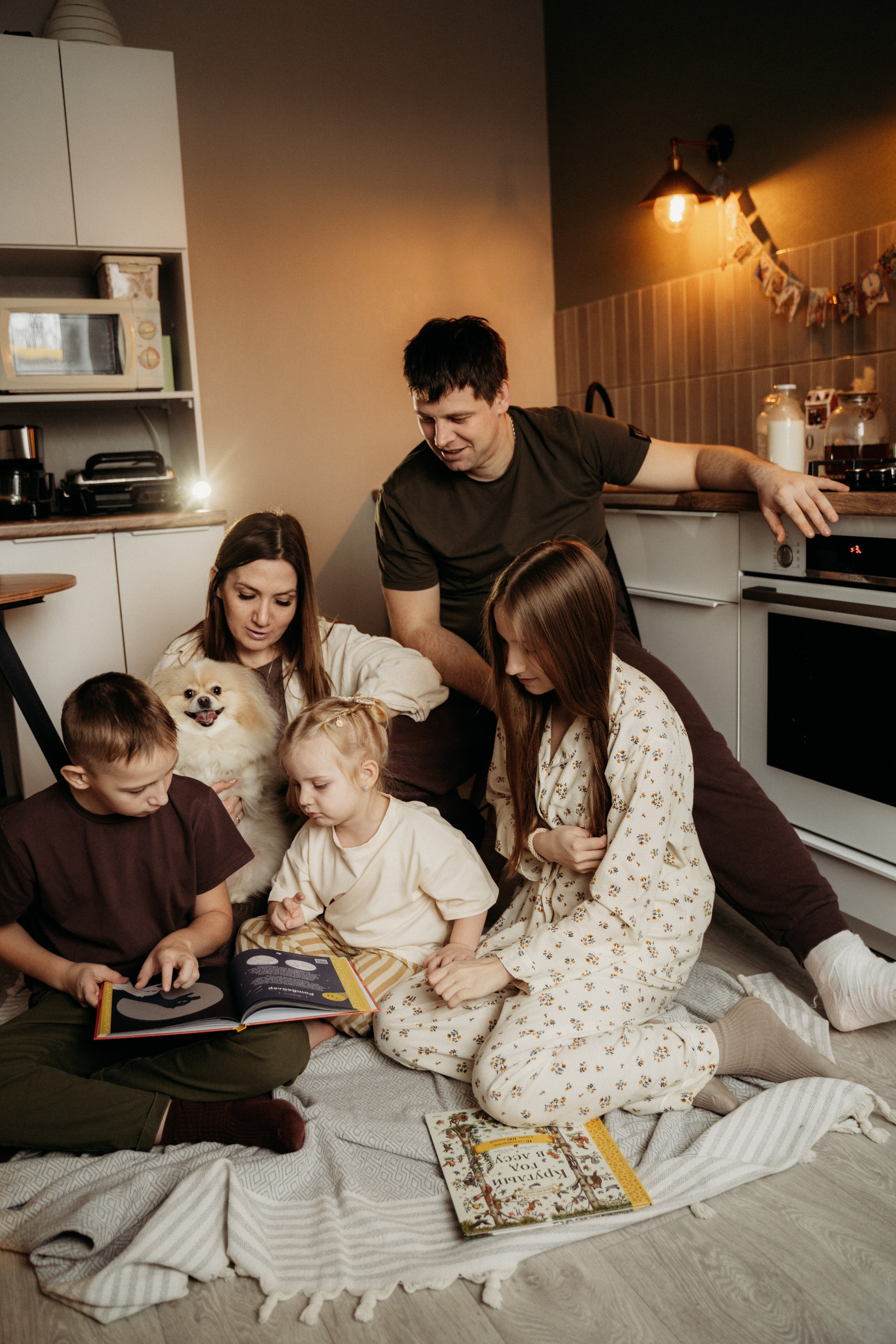 Семья на кухне