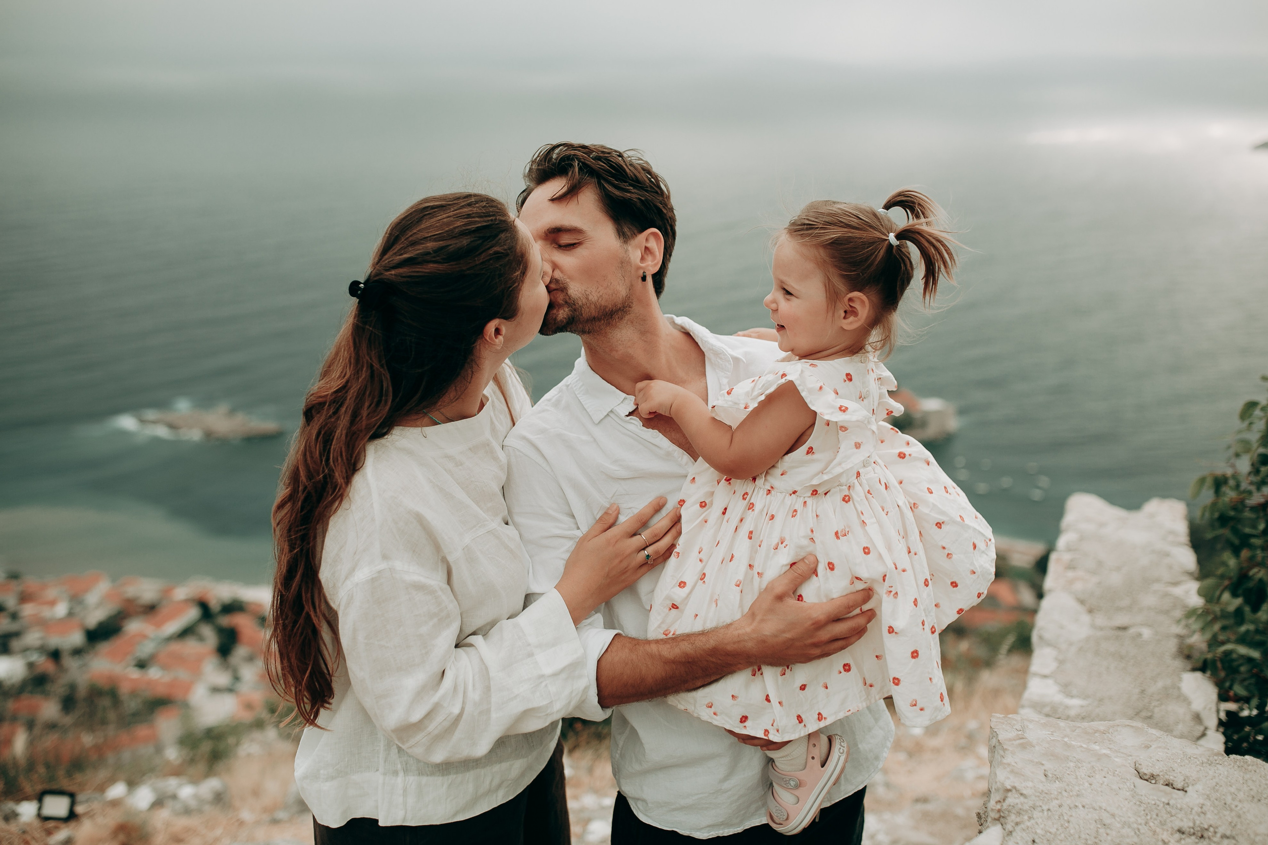 Семья на фоне гор и моря в Черногории. Атмосферная семейная съёмка в Черногории с видом на море и горы.