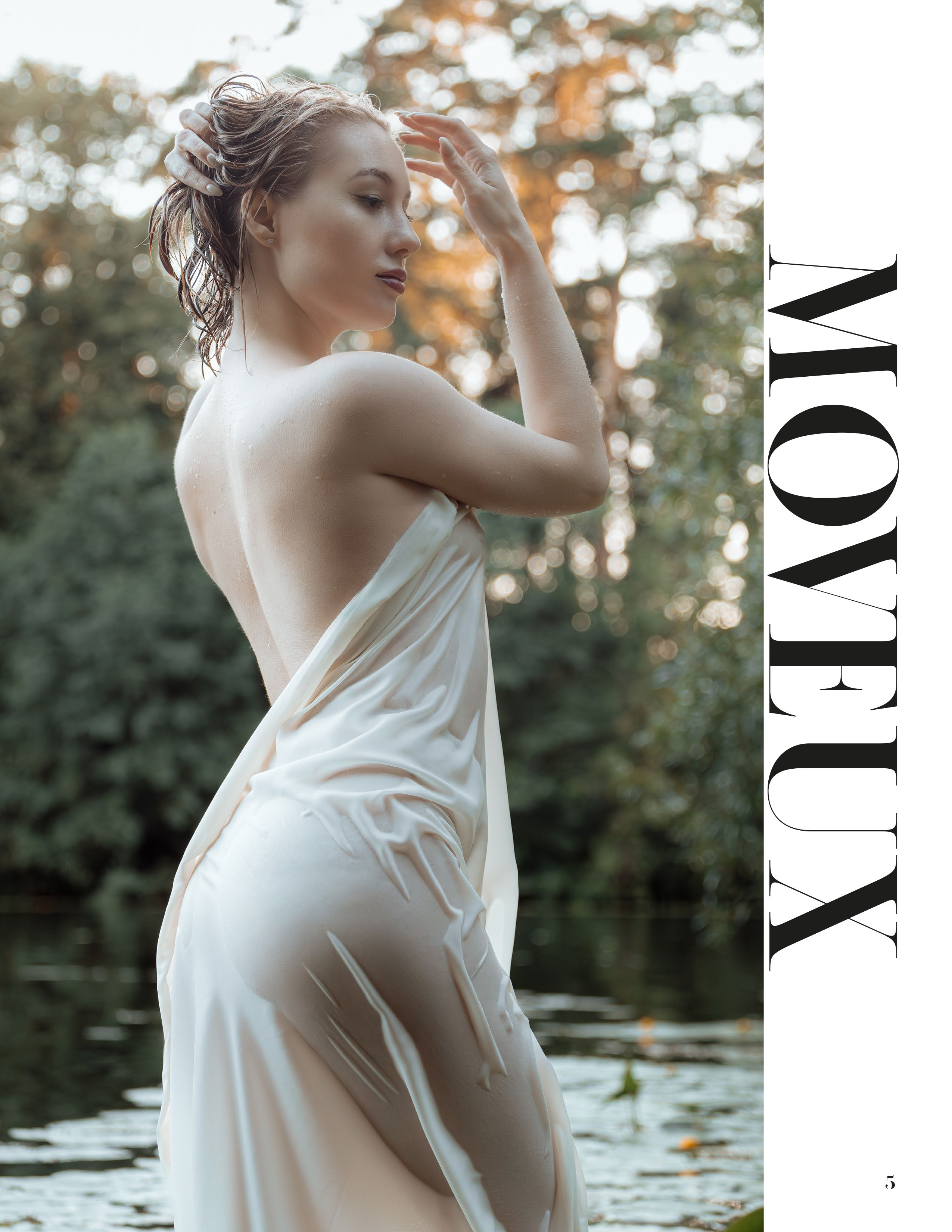 Динамическая фотосессия с движением ткани в студии Москвы. Эмоциональный портрет в стиле художественной экспрессии.