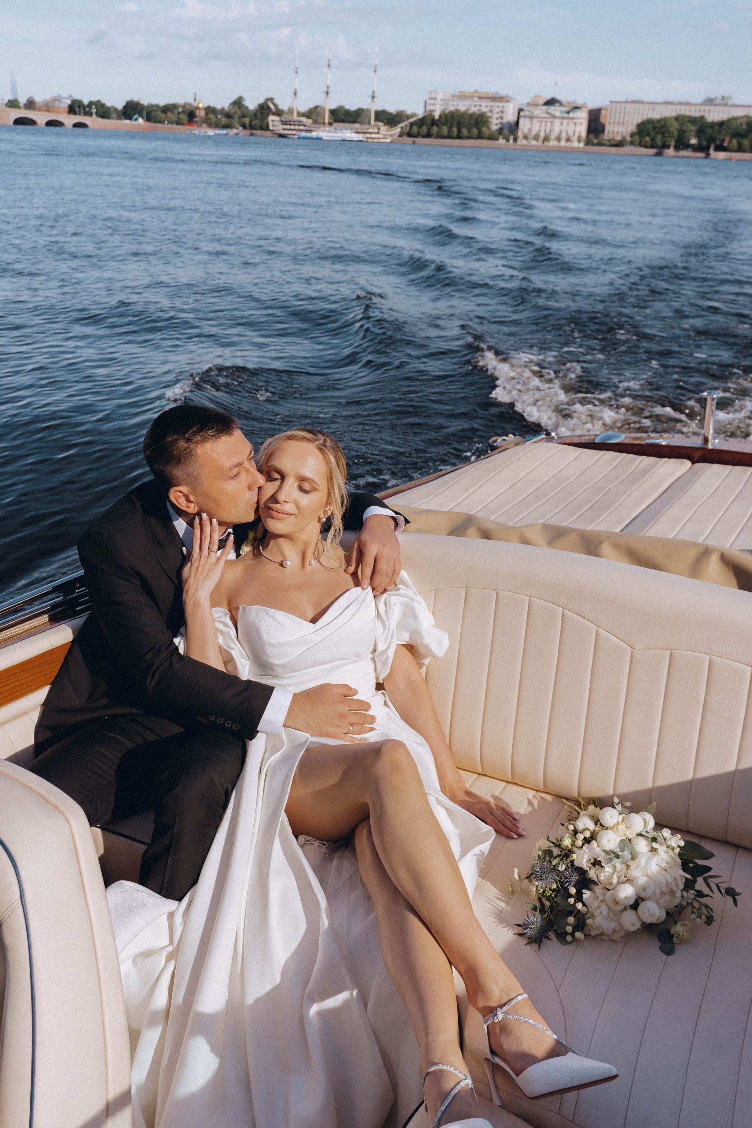 СВАДЕНБНАЯ СЬЕМКА НА КАТЕРЕ ПО КАНАЛАМ САНКТ-ПЕТЕРБУРГА И В АКВАТОРИИ НЕВЫ. Профессиональный фотограф, Санкт-Петербург — Виктория Богомолова