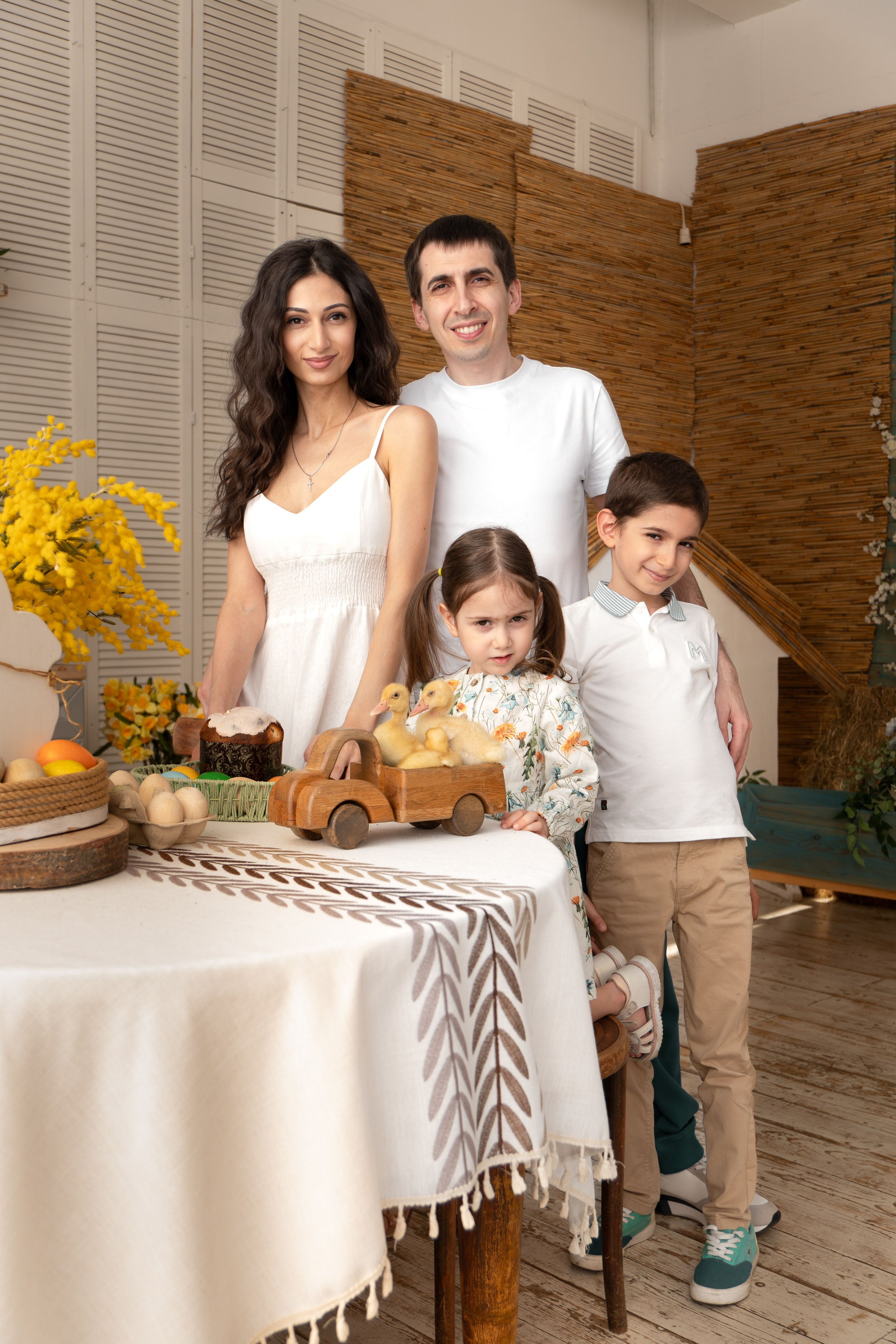 Семейная фотосессия на Пасху. Фото и видео съёмка в Москве и МО Александр Чапала и Трояк Алеся