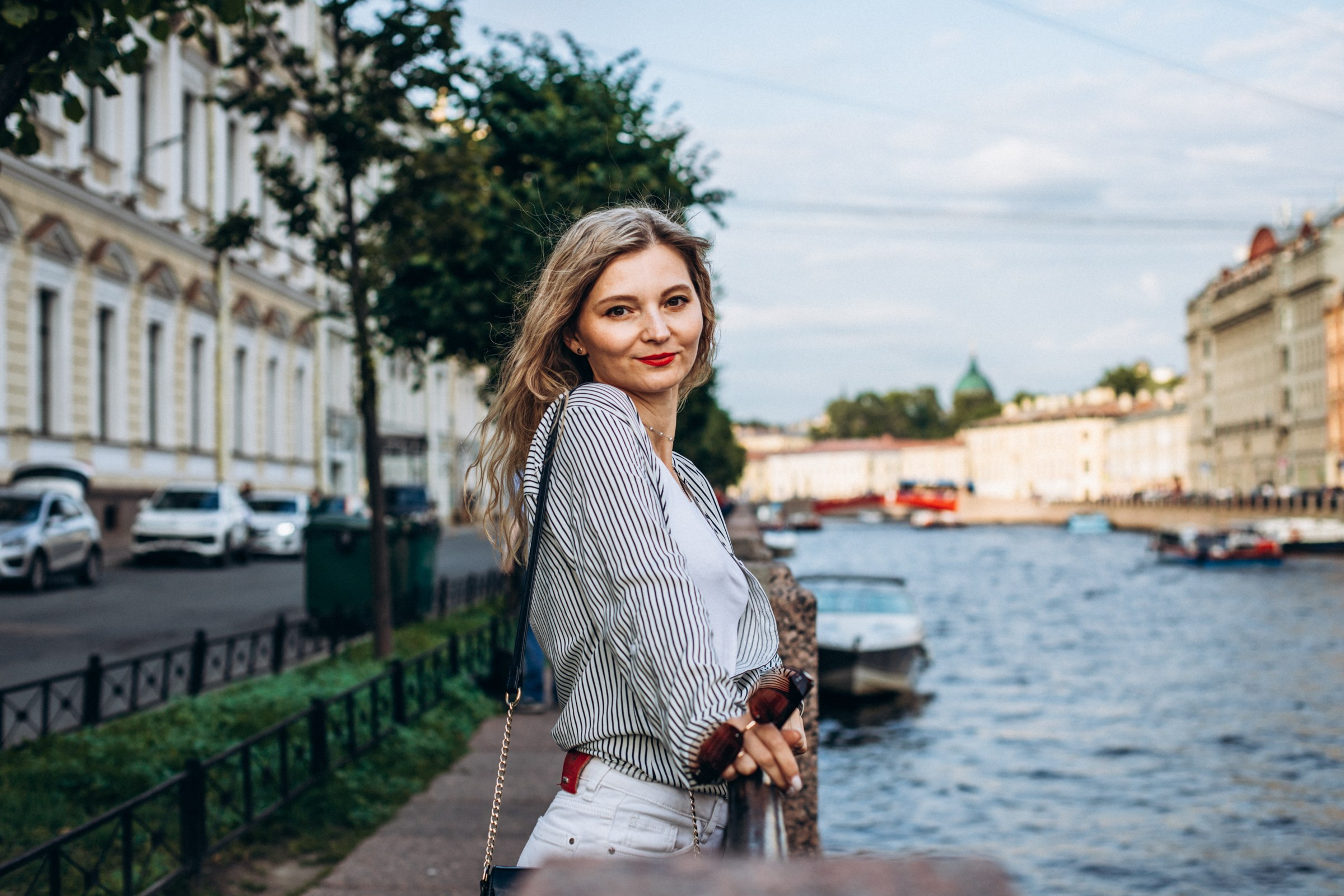 Саша, Ульяна и Настя в июне. Фотопрогулка в Петербурге. Индивидуальный и семейный фотограф в Санкт-Петербурге