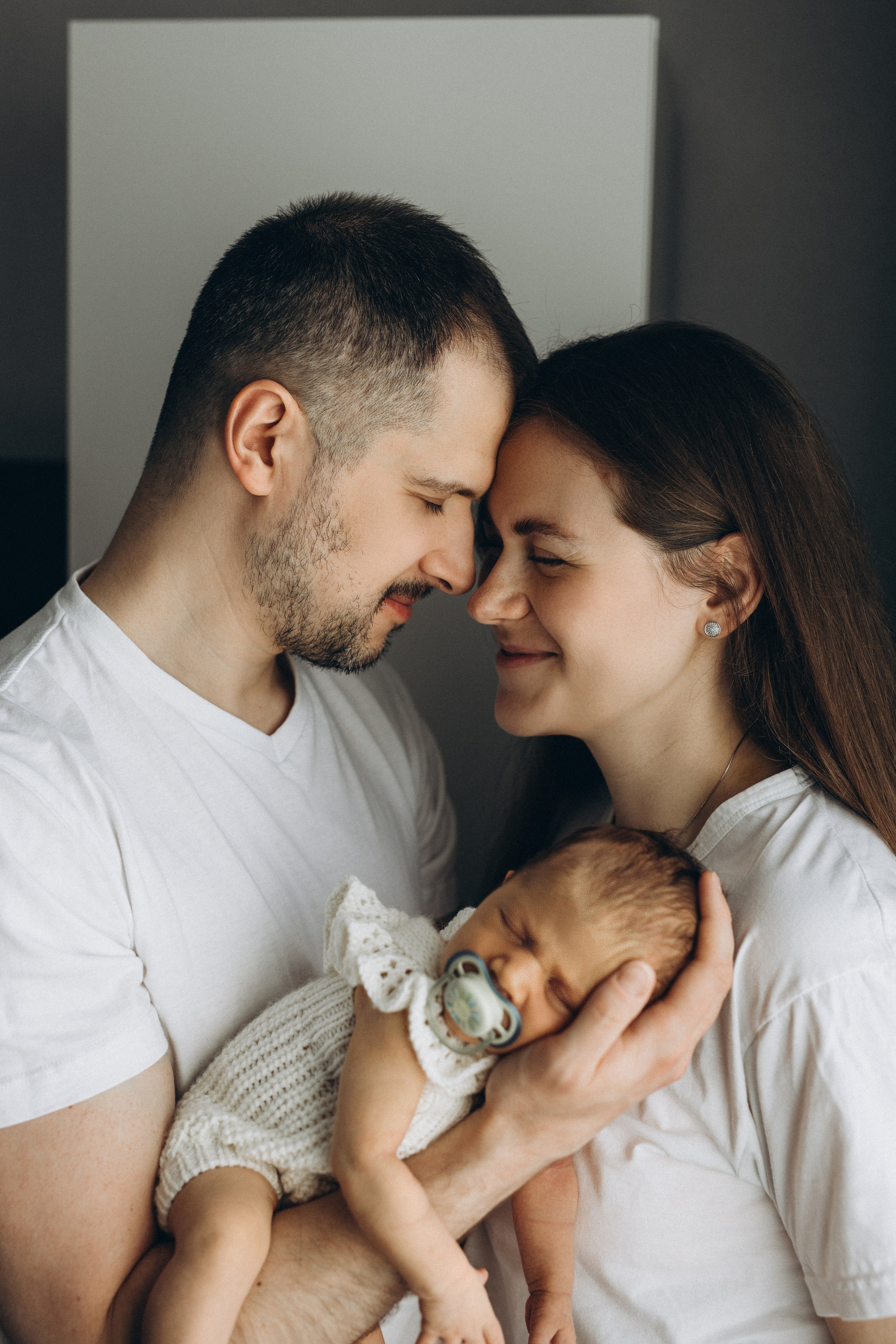 Александра и ее родители. Фотограф уникального направления ньюборн в Москве Екатерина Буценина