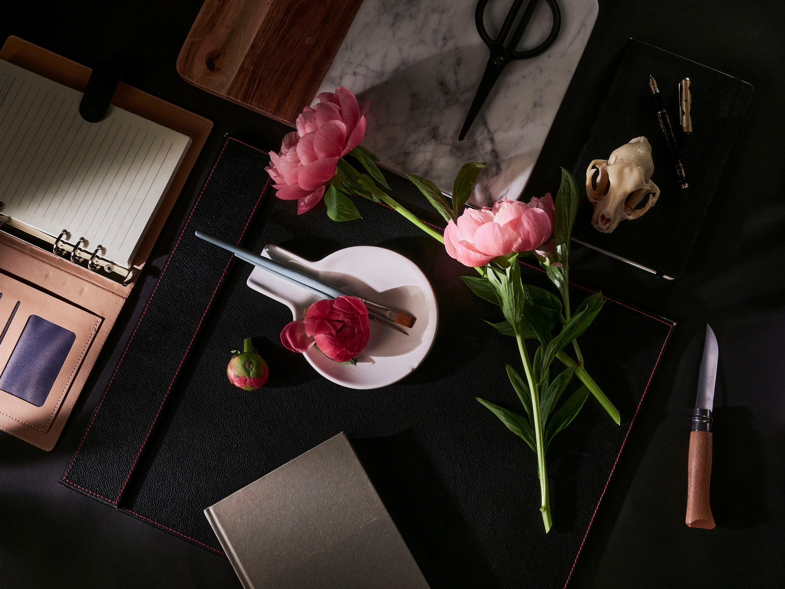 Упражнение с черепом и пионами. Коммерческий и художественный фотограф в Москве Плоскирев Валерий