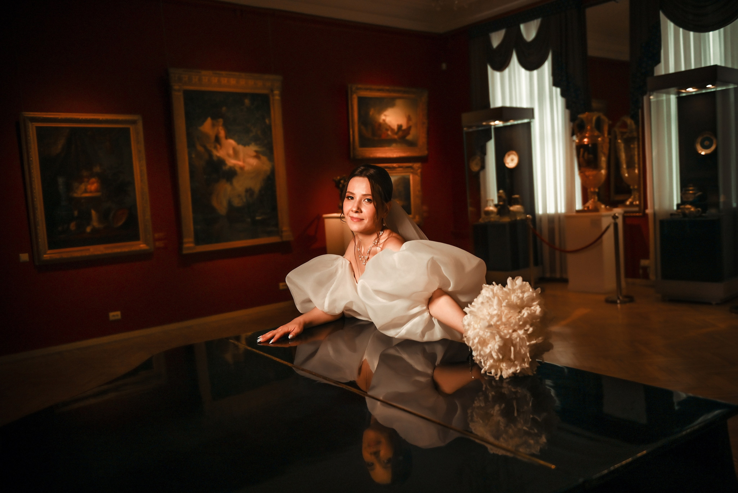 Небольшая свадебная серия в музее и прогулкой под дождем Эльмиры и Ризата. Свадебный, семейный, детский, контент фотограф в Омске Максим Ильин