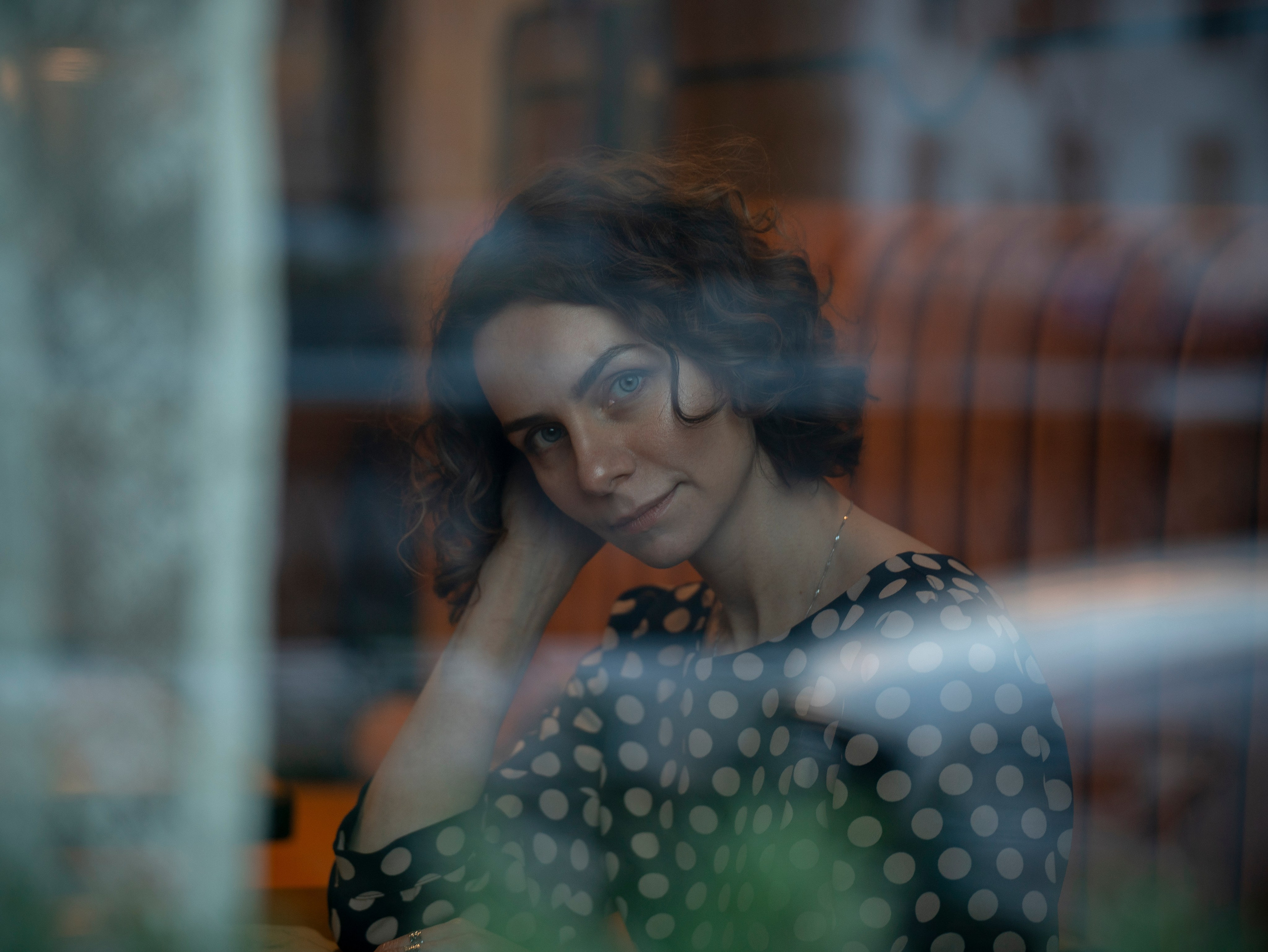 Девушка на зимней прогулке 