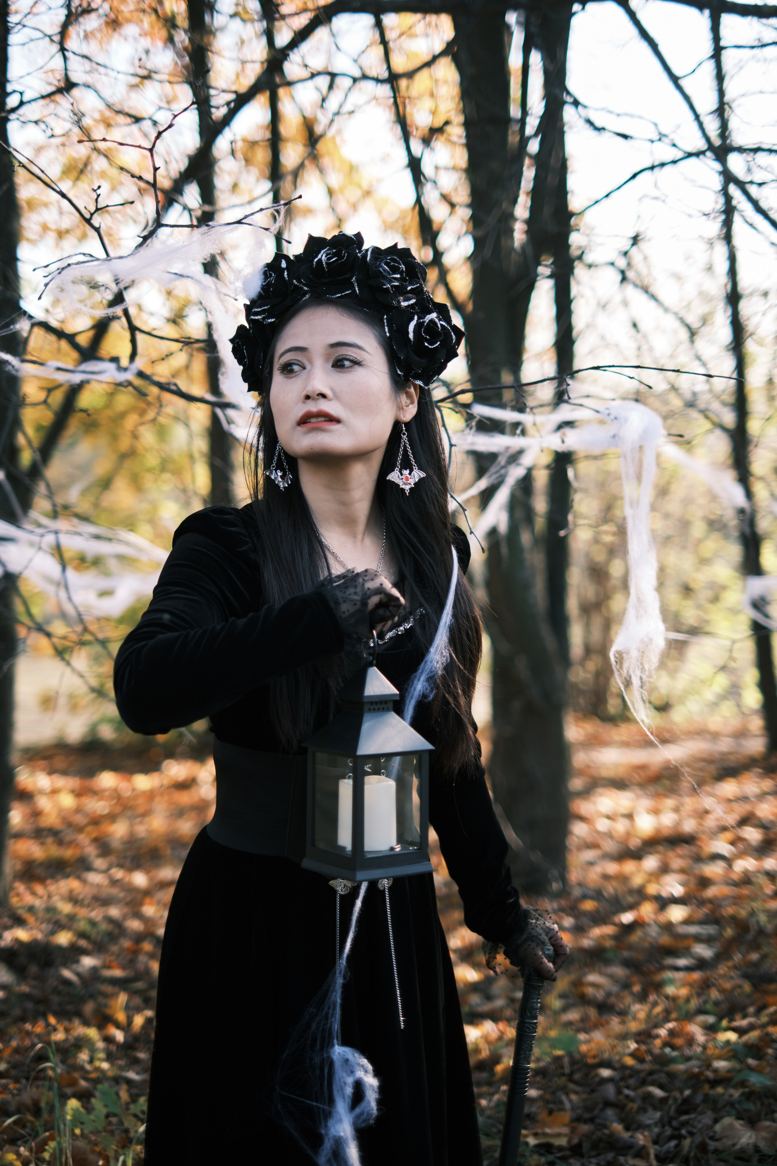 Девушка в готическом костюме пробирается сквозь паутину