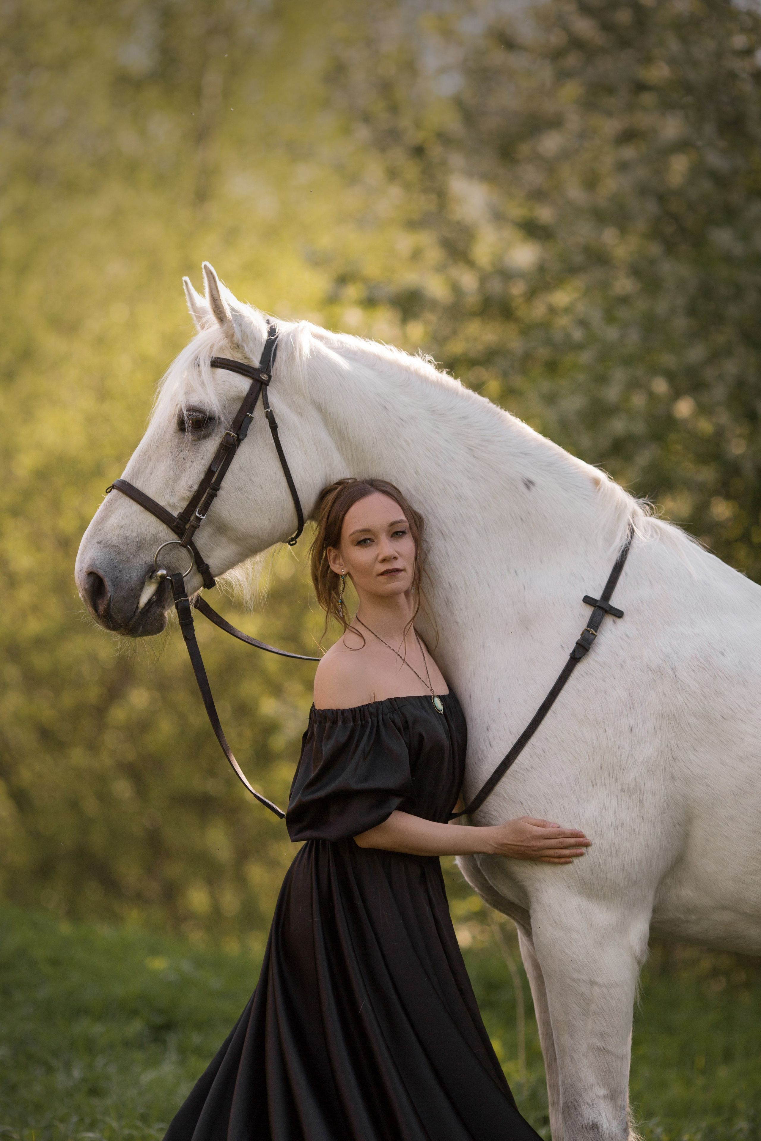 Фотосессия в цветущей черёмухе с лошадью