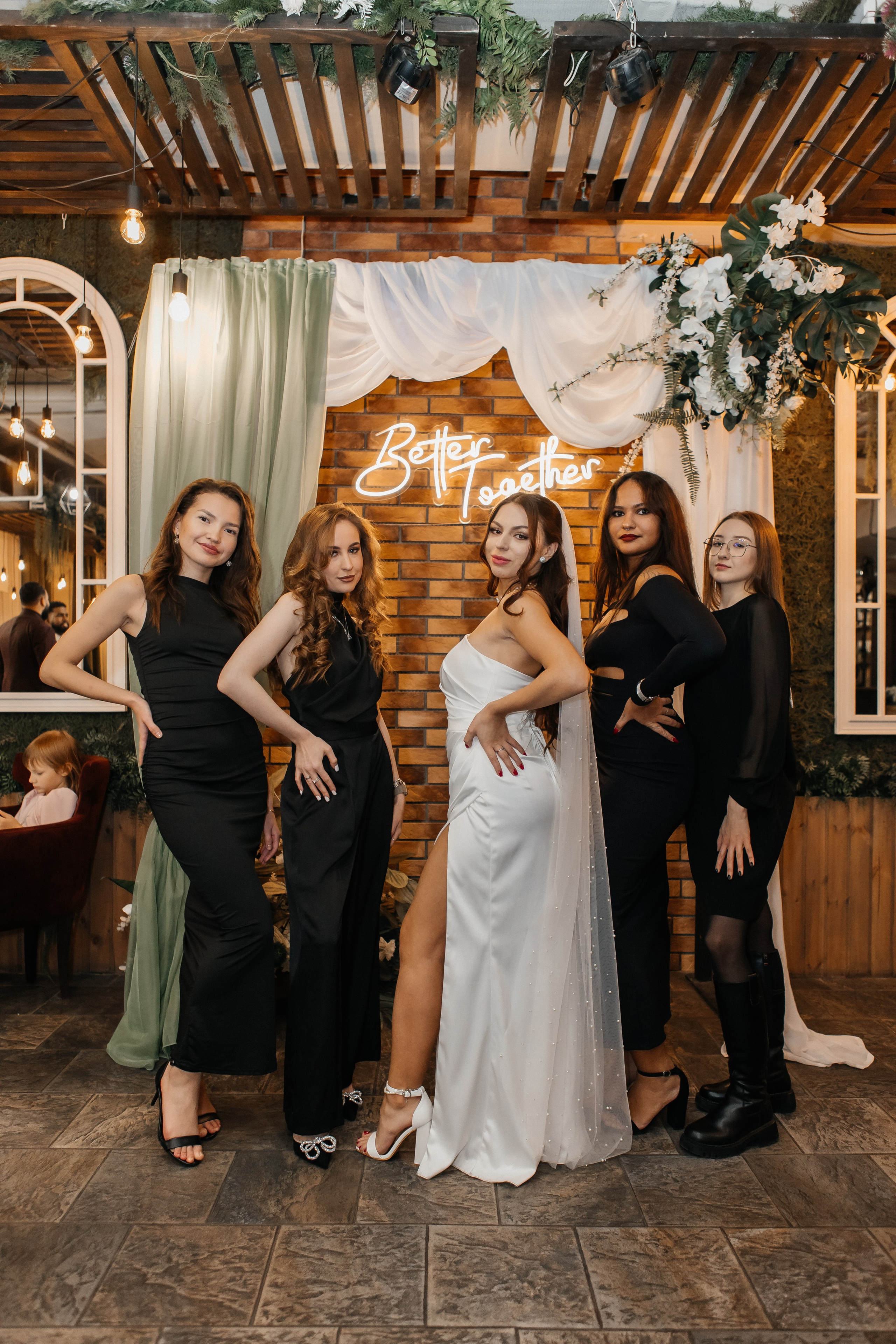 Фотосессия выездной регистрации в ресторане. Свадебный фотограф в Москве