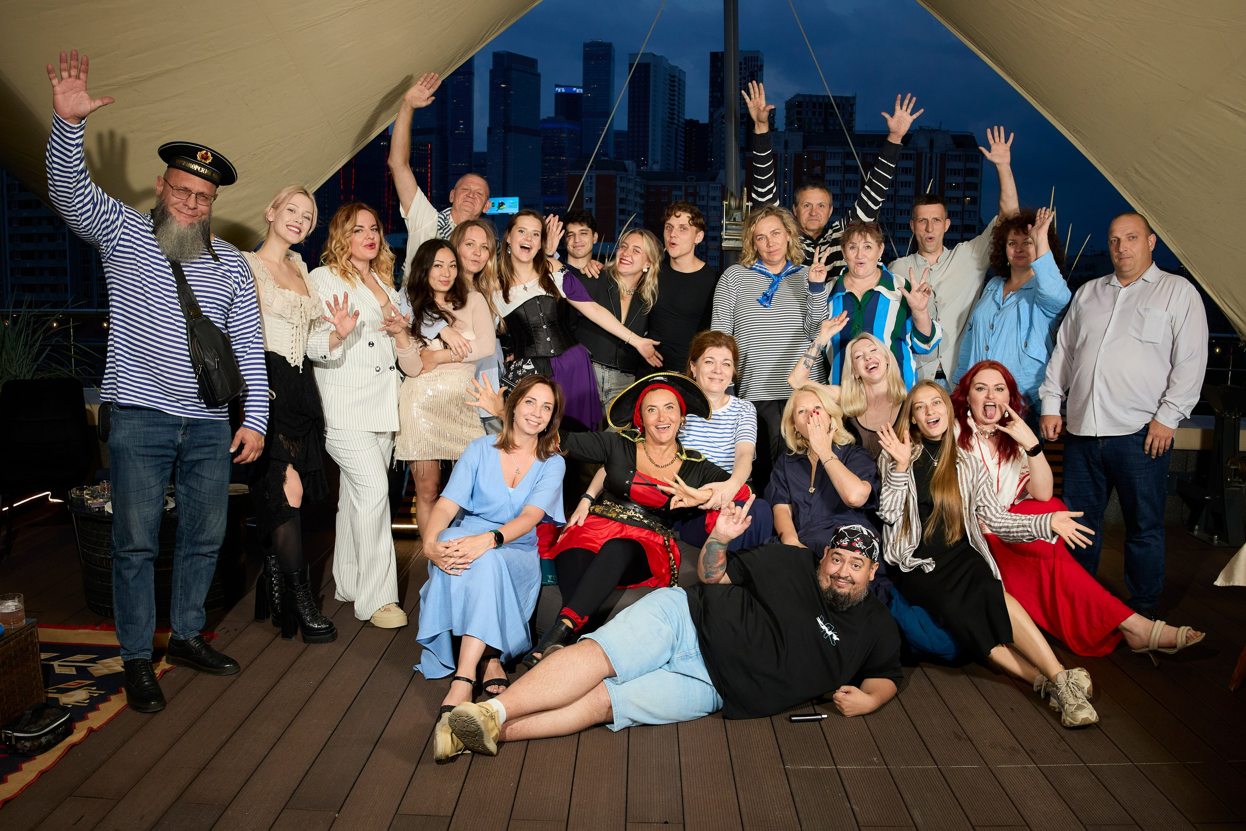 Групповая фотография со дня рождения в ресторане на крыше.