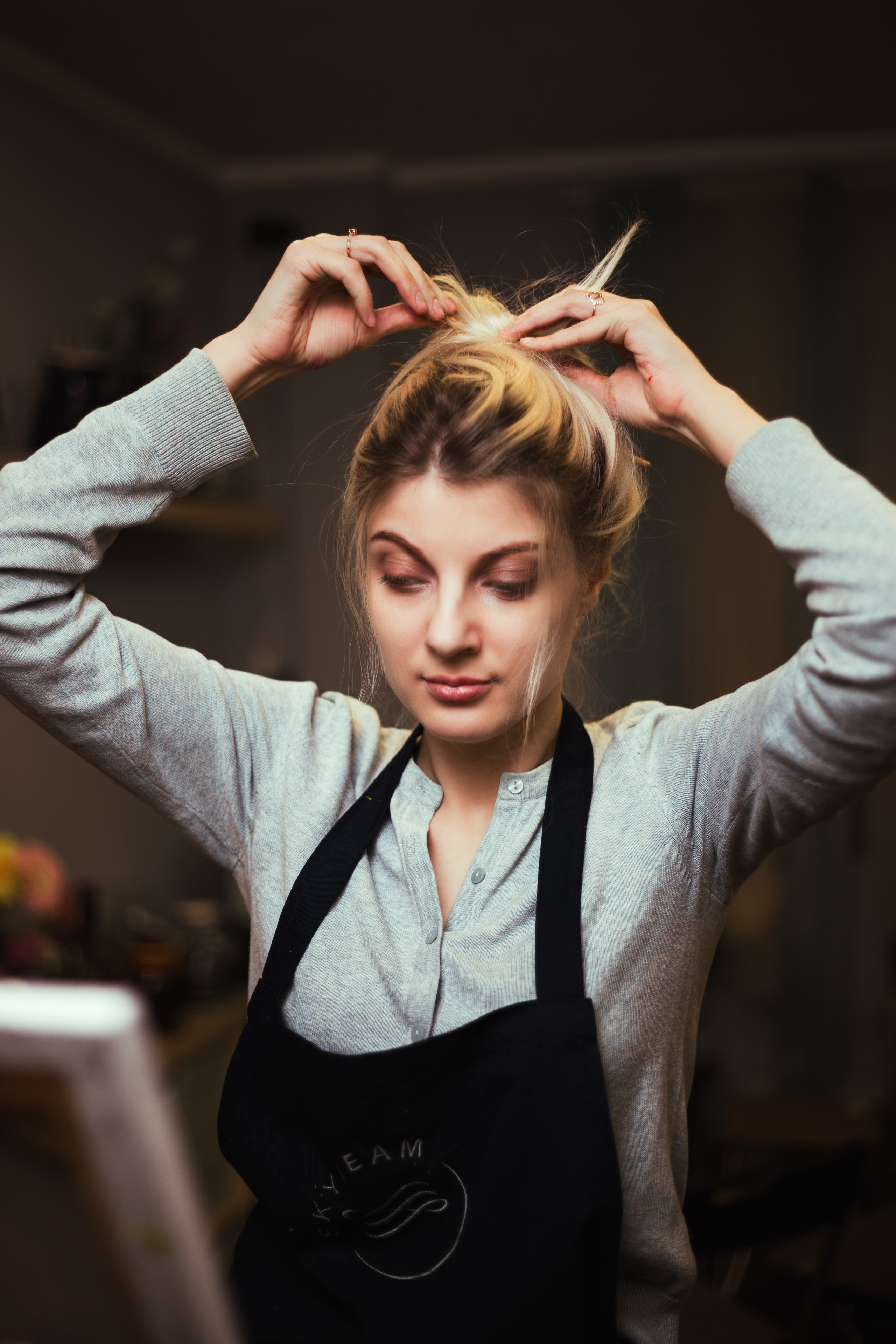 Погрузитесь в мир искусства: девушка рисует в студии, окруженная красками и кистями. Эмоциональные и вдохновляющие моменты, запечатленные в фотографиях. Откройте для себя атмосферу творчества и искусства в нашем альбоме 'Художественная атмосфера'. Девушка, Красивая дувушка, Красотка, Хужожесвенная, Художественная сутдия, Мальберт, Рисование, Краски, Фотосессия, Блоднинка, Творческая, Студия, Чудеево, Кофе, Кисти, Акверель, Портрет, Картина, Исскуство, Позирование, 