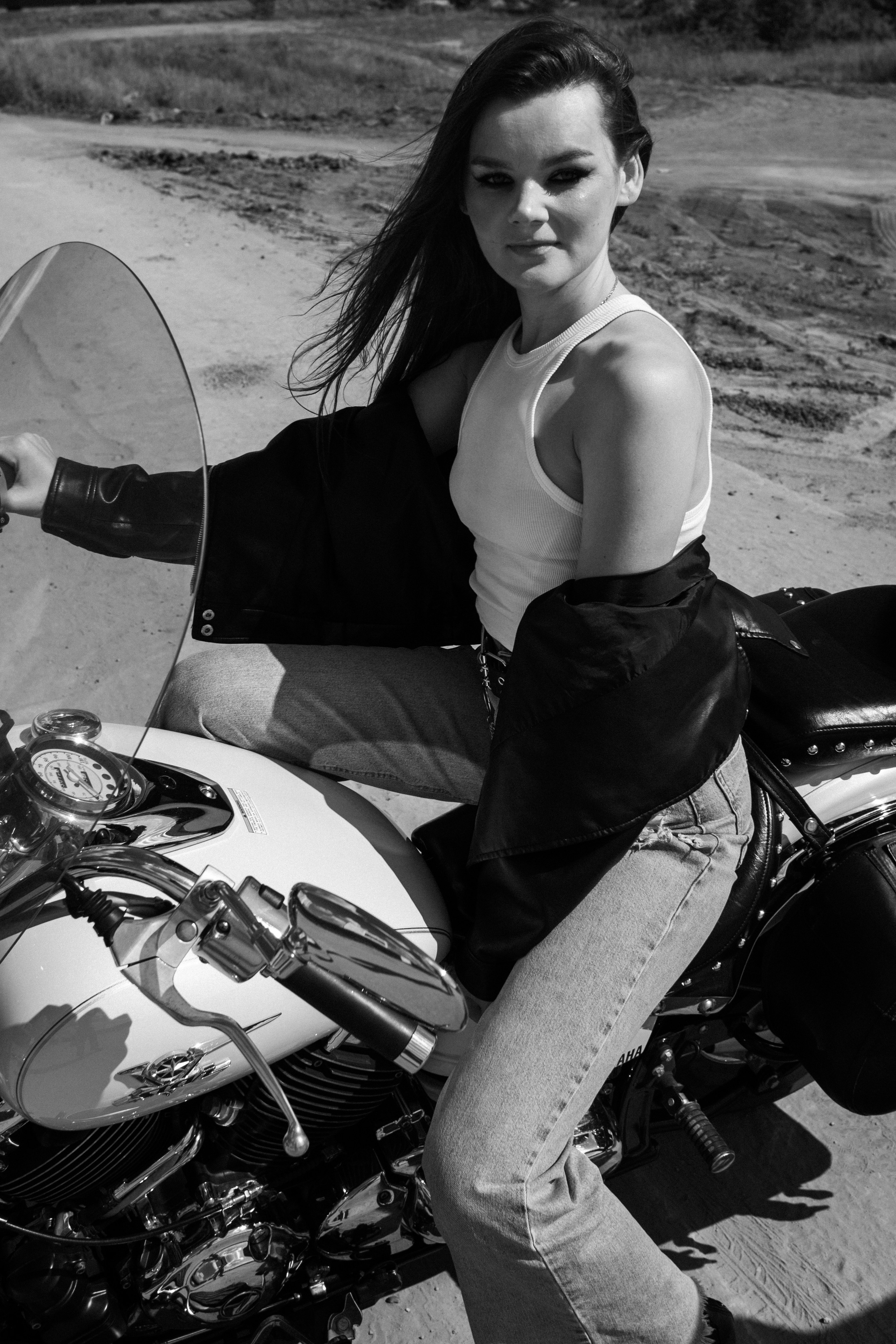 С мотоциклом. Фотограф в Тюмени Даша Михнова. Портреты, фотопроекты, фотодни