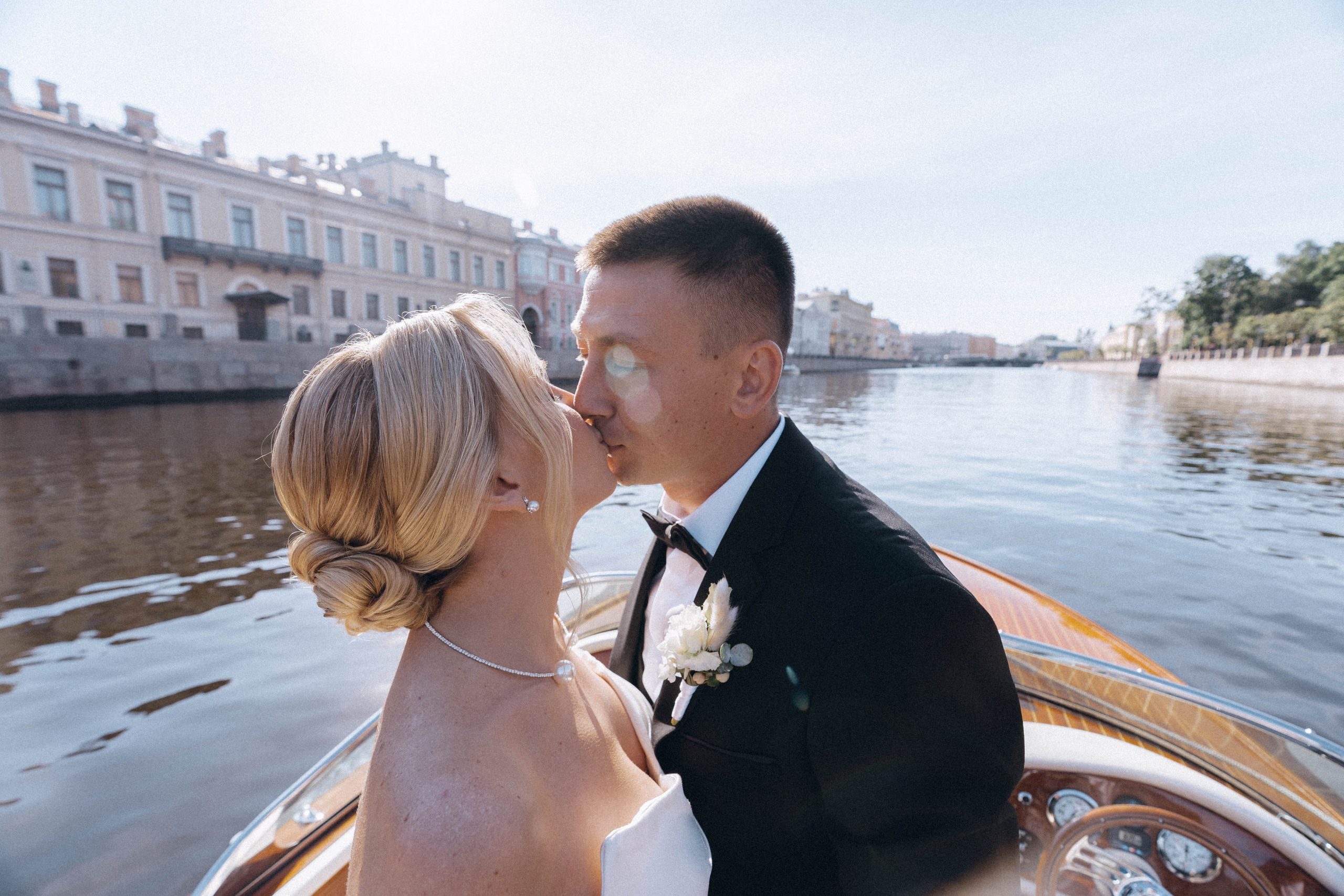 СВАДЕНБНАЯ СЬЕМКА НА КАТЕРЕ ПО КАНАЛАМ САНКТ-ПЕТЕРБУРГА И В АКВАТОРИИ НЕВЫ. Профессиональный фотограф, Санкт-Петербург — Виктория Богомолова