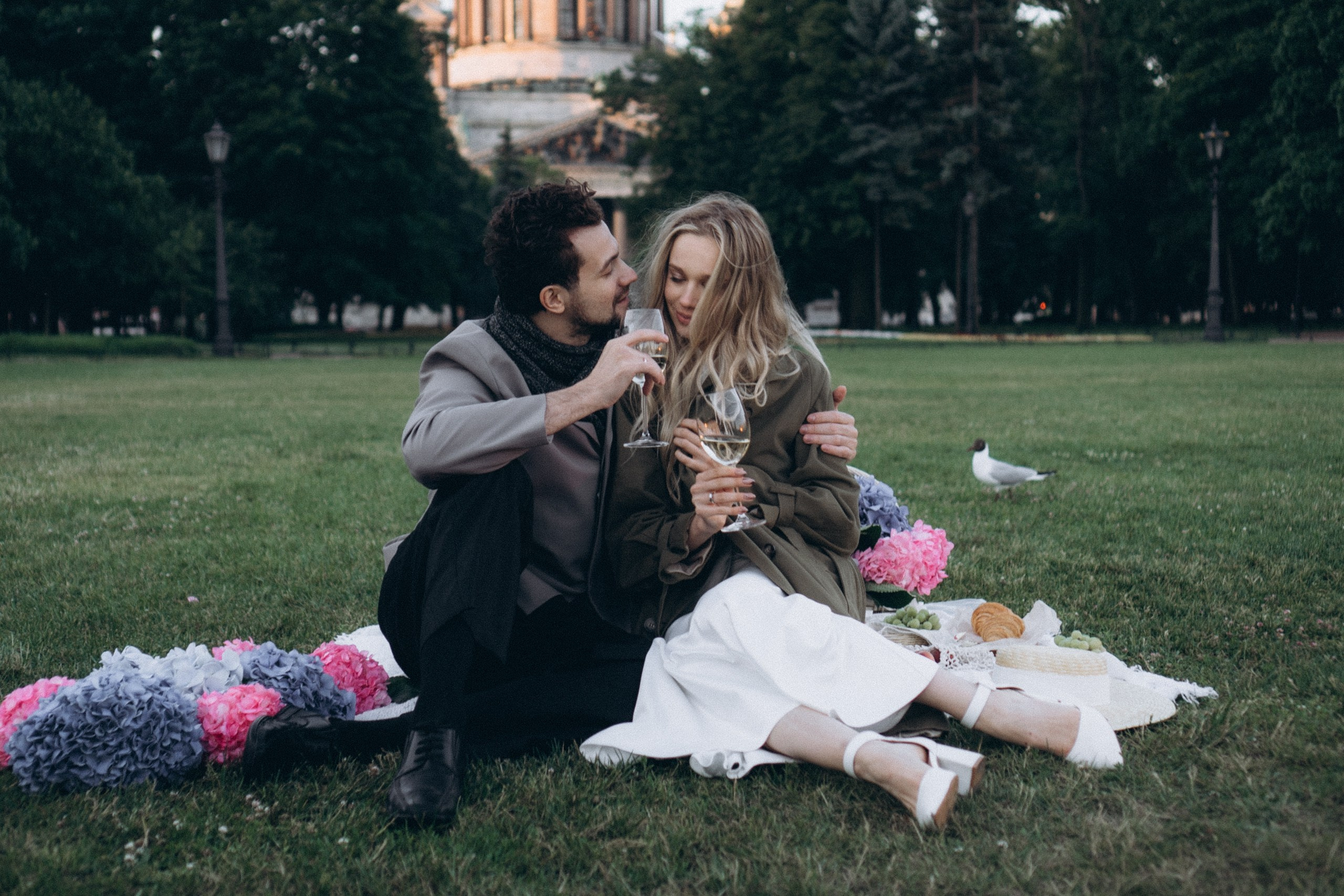 СВАДЕБНАЯ СЬЕМКА ПАРЫ НА РАССВЕТЕ В БЕЛЫЕ НОЧИ И ПРОГУЛКА С РАЗВОДНЫМИ МОСТАМИ И ПИКНИК ВОЗЛЕ ИСАКИЕВСКОГО СОБОРА. Профессиональный фотограф, Санкт-Петербург — Виктория Богомолова