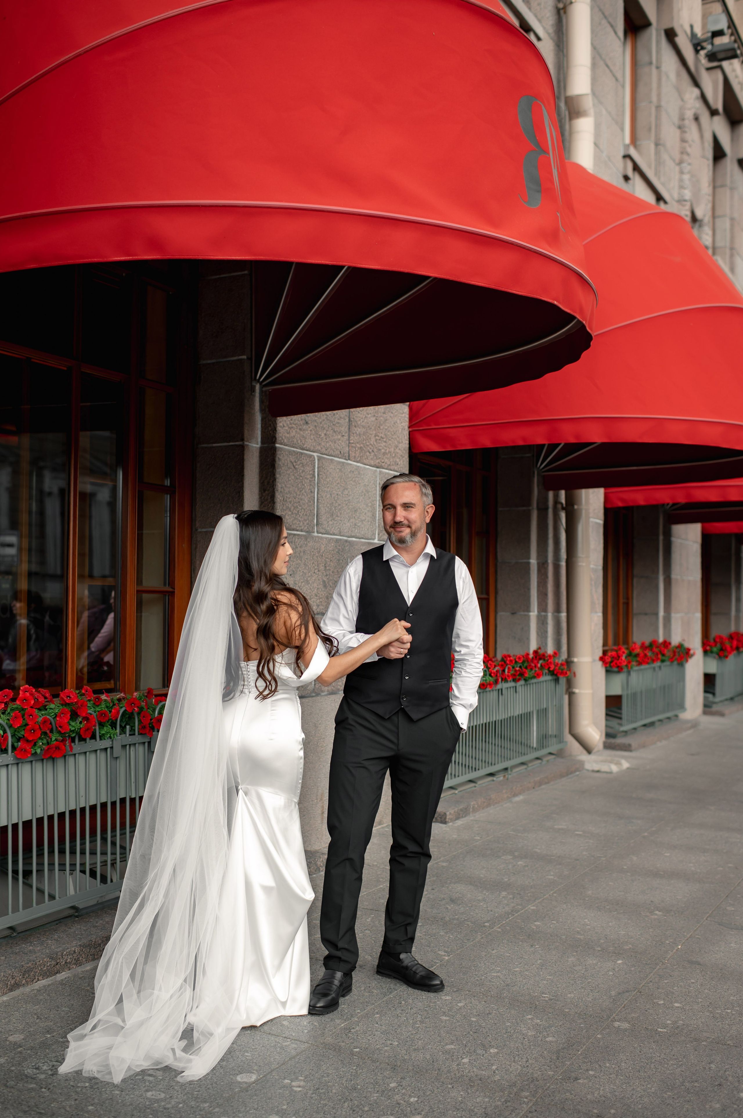 Классическая свадебная фотосессия Аины и Антона по самым красивым местам для свадебной прогулки в Санкт-Петербурге. Портретный, семейный и свадебный фотограф в Санкт-Петербурге и в Пушкине Ширяев Денис