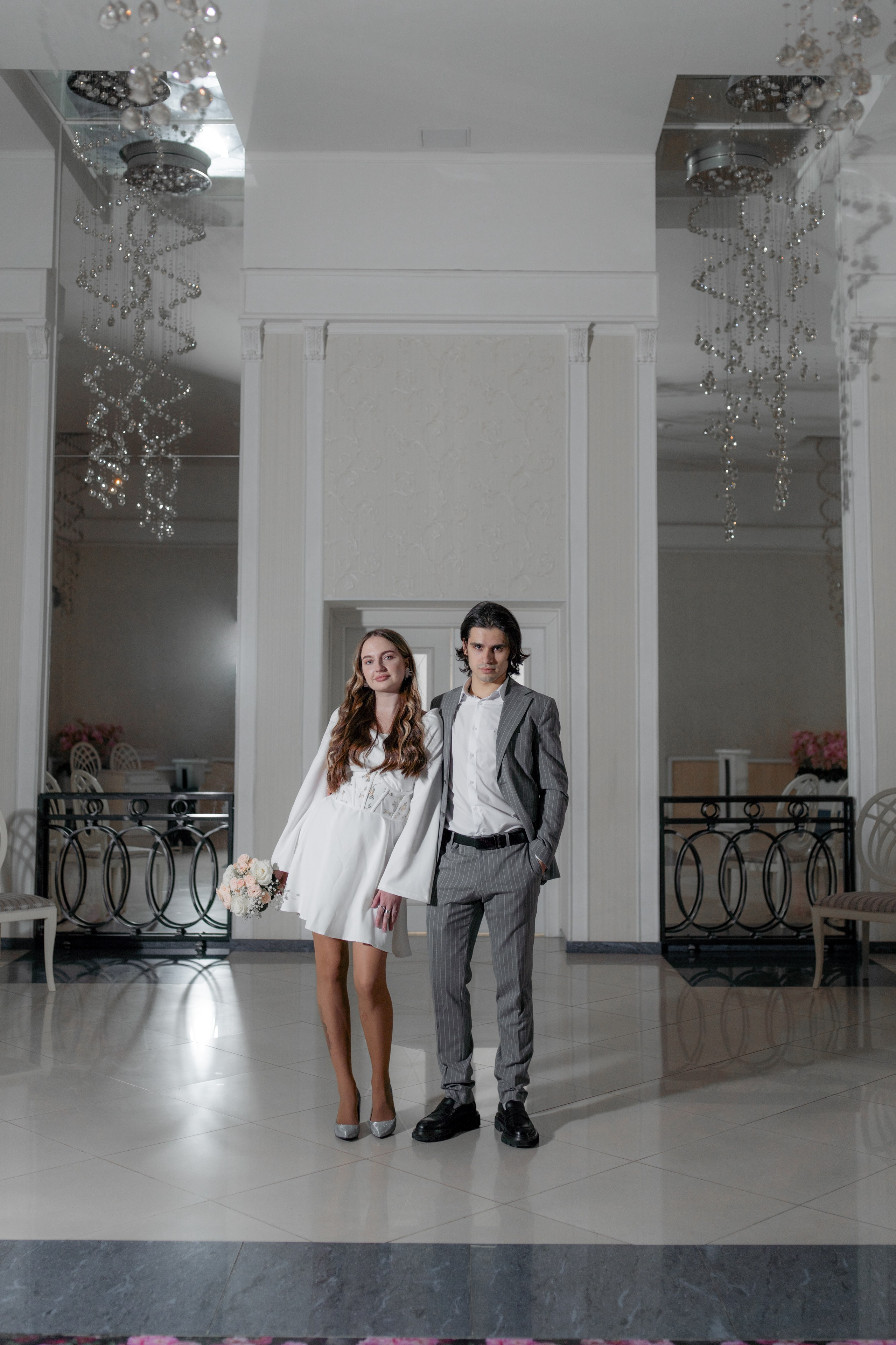 жених и невеста в зале регистрации в загсе невского района на октябрьской набережной 