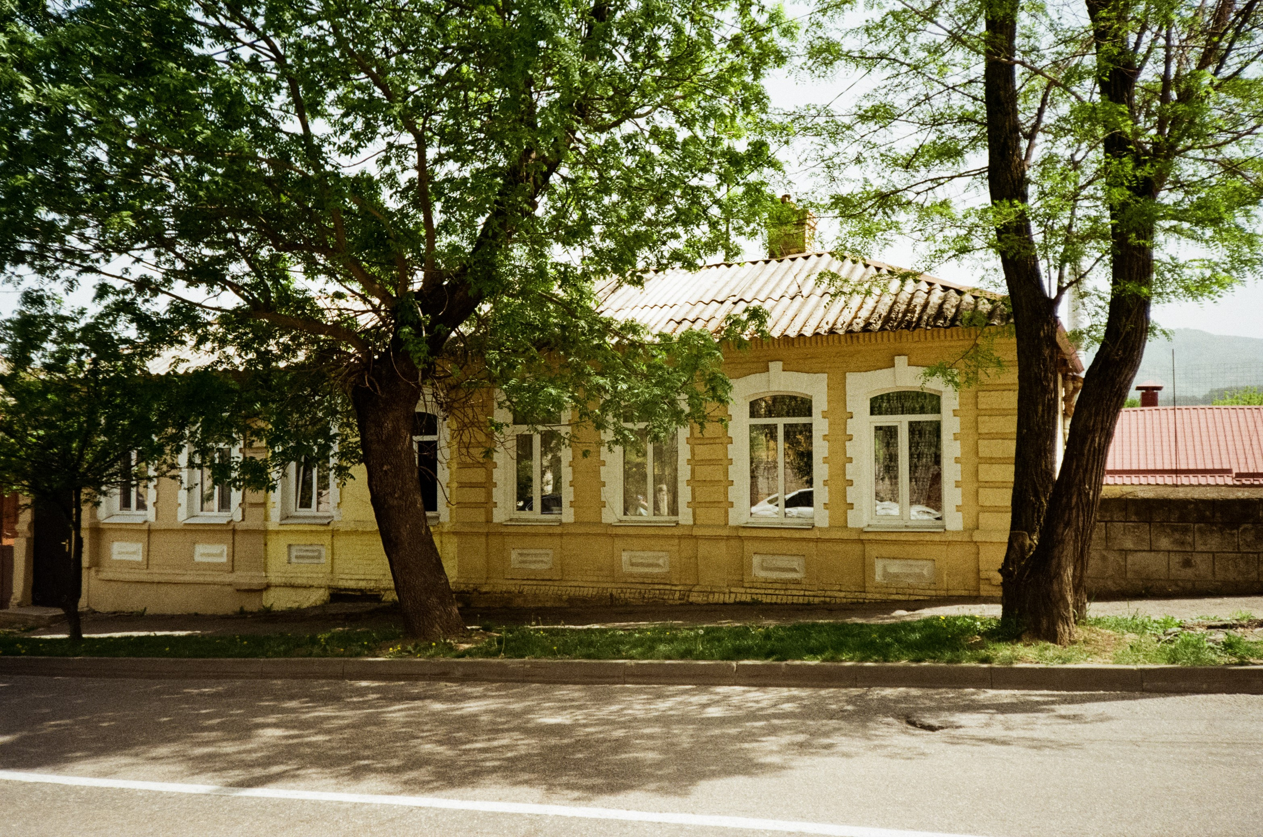 Дворик на Гагарина и Нарзанная галерея. Аллеи Кисловодска. Фотограф-документалист Мария Осокина