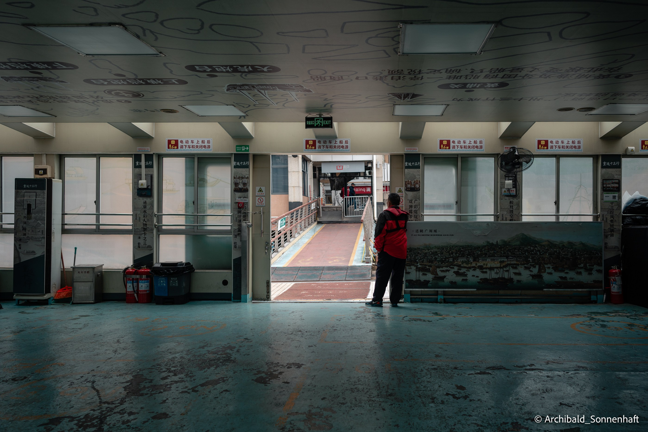 Walking in GZ, sunday. Photographer in Guangzhou, China. Archibald Sonnenhaft