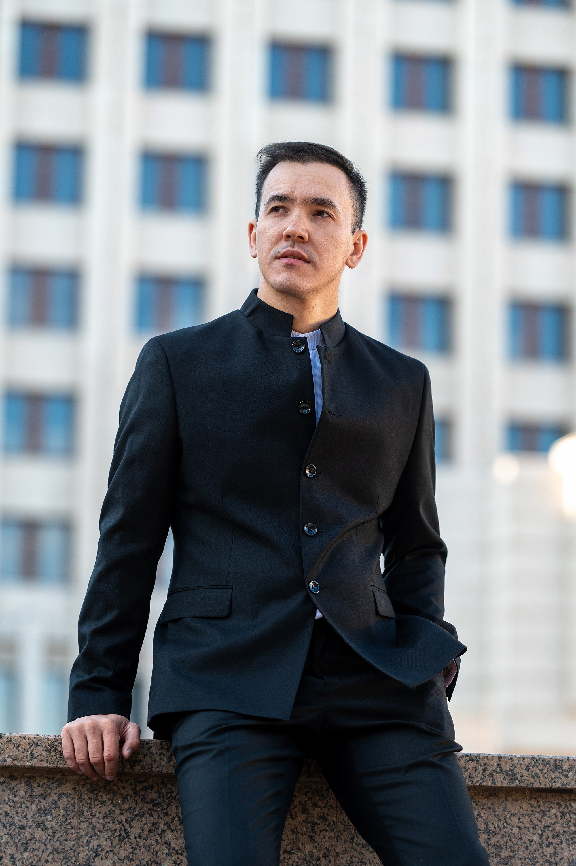 Мужской портрет у современного здания в Казани с мягким рассеянным светом и спокойным фоном