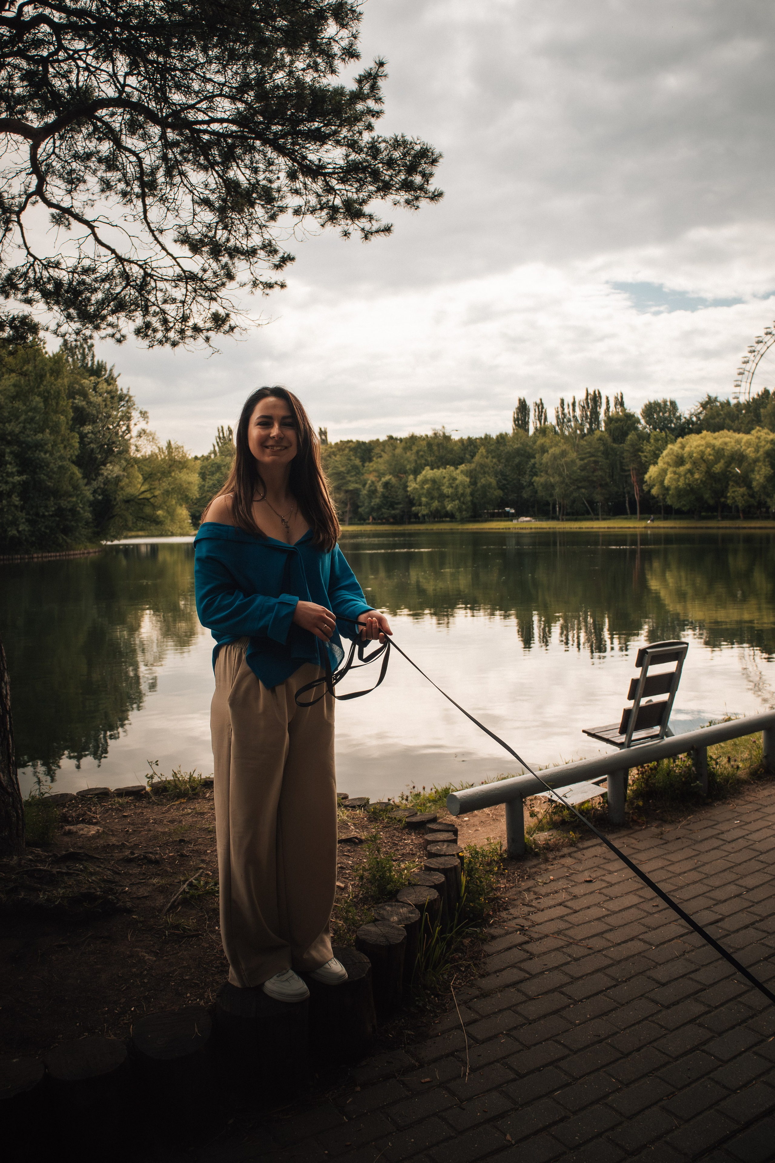 Прогулочная фотосессия девушки в парке с собакой самоедом. Фотограф-анималист в Москве Екатерина Тихонова