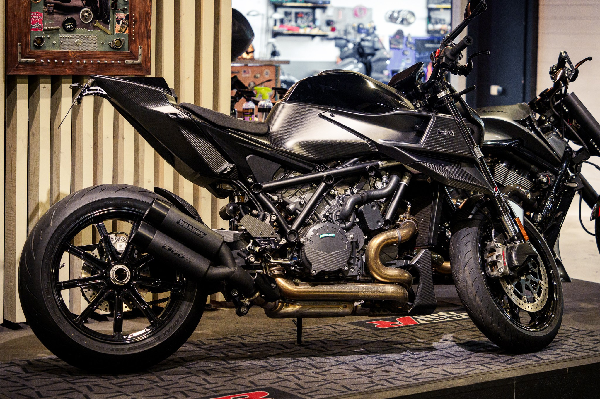 KTM Brabus 1300R — чёрный спортивный мотоцикл в салоне